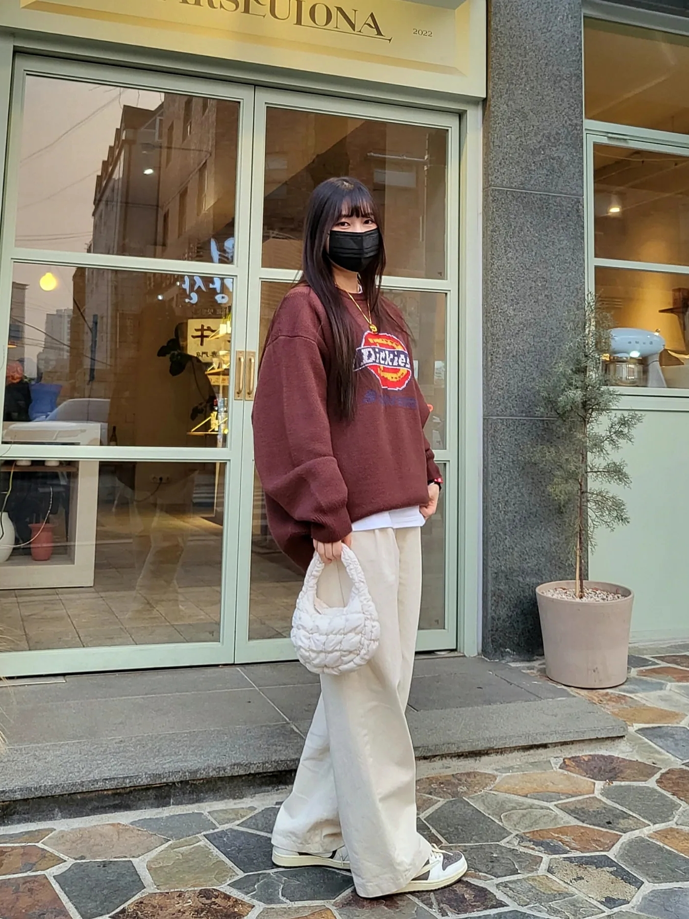 Supreme x Dickies Sweater Brown - 22FW, COS Quilted Micro Bag Off White 착용 스타일 - 1