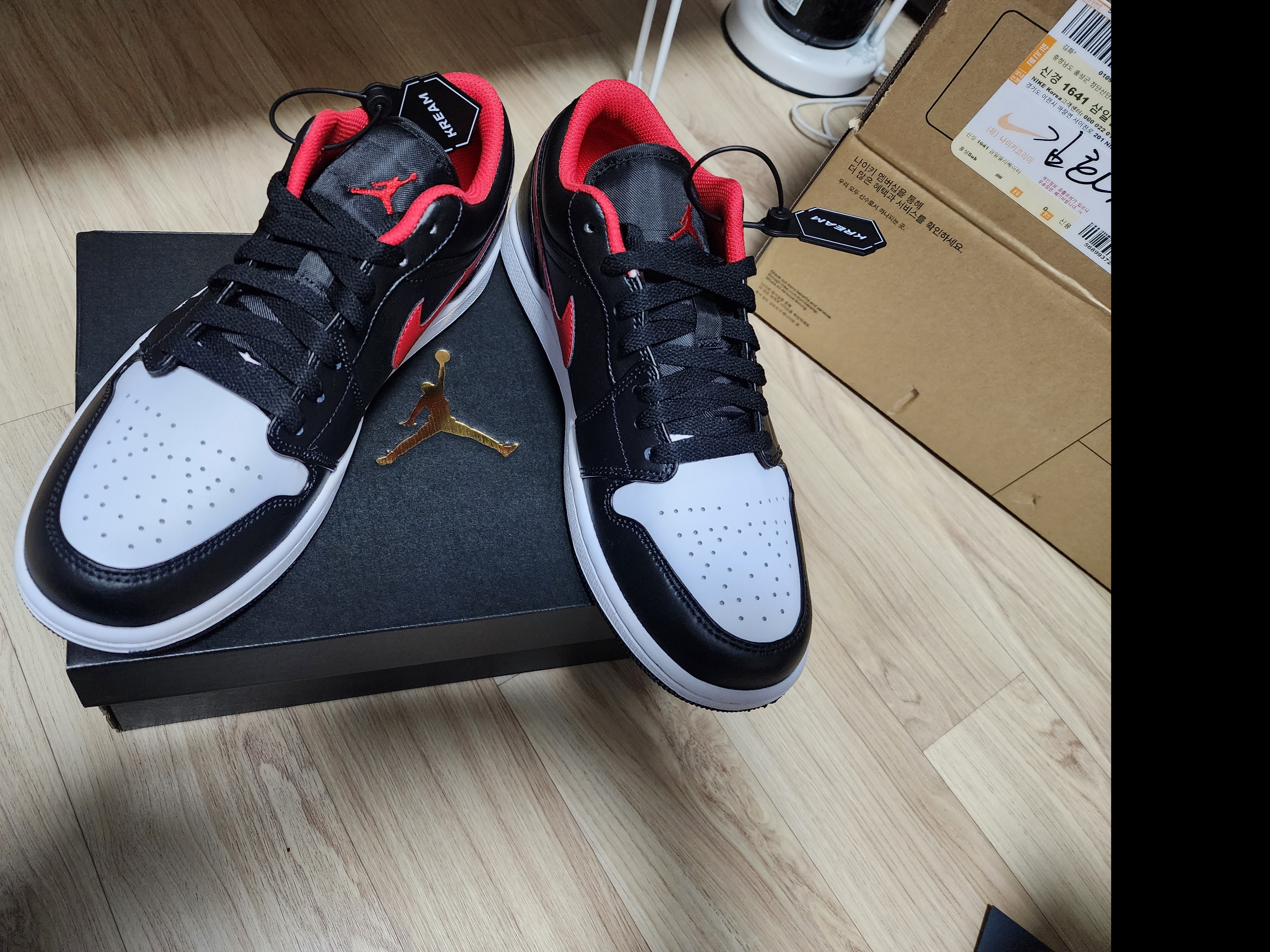 Jordan 1 Low Black Fire Red 착용 스타일 - 1