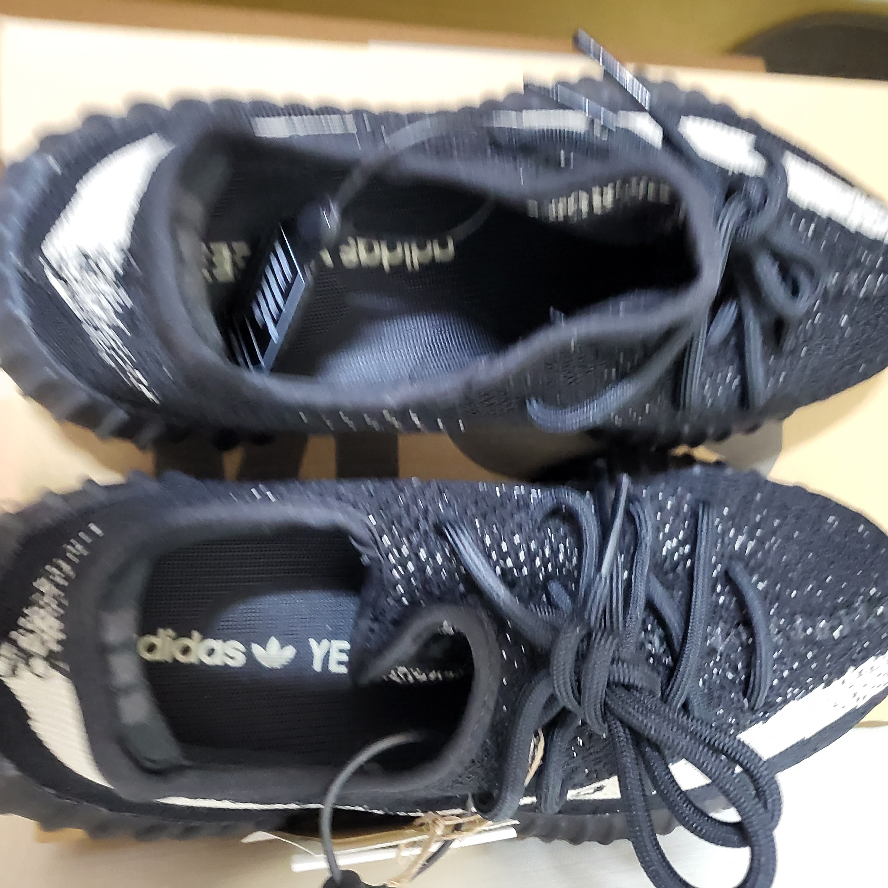 Adidas Yeezy Boost 350 V2 Core Black White 2022 착용 스타일 - 1