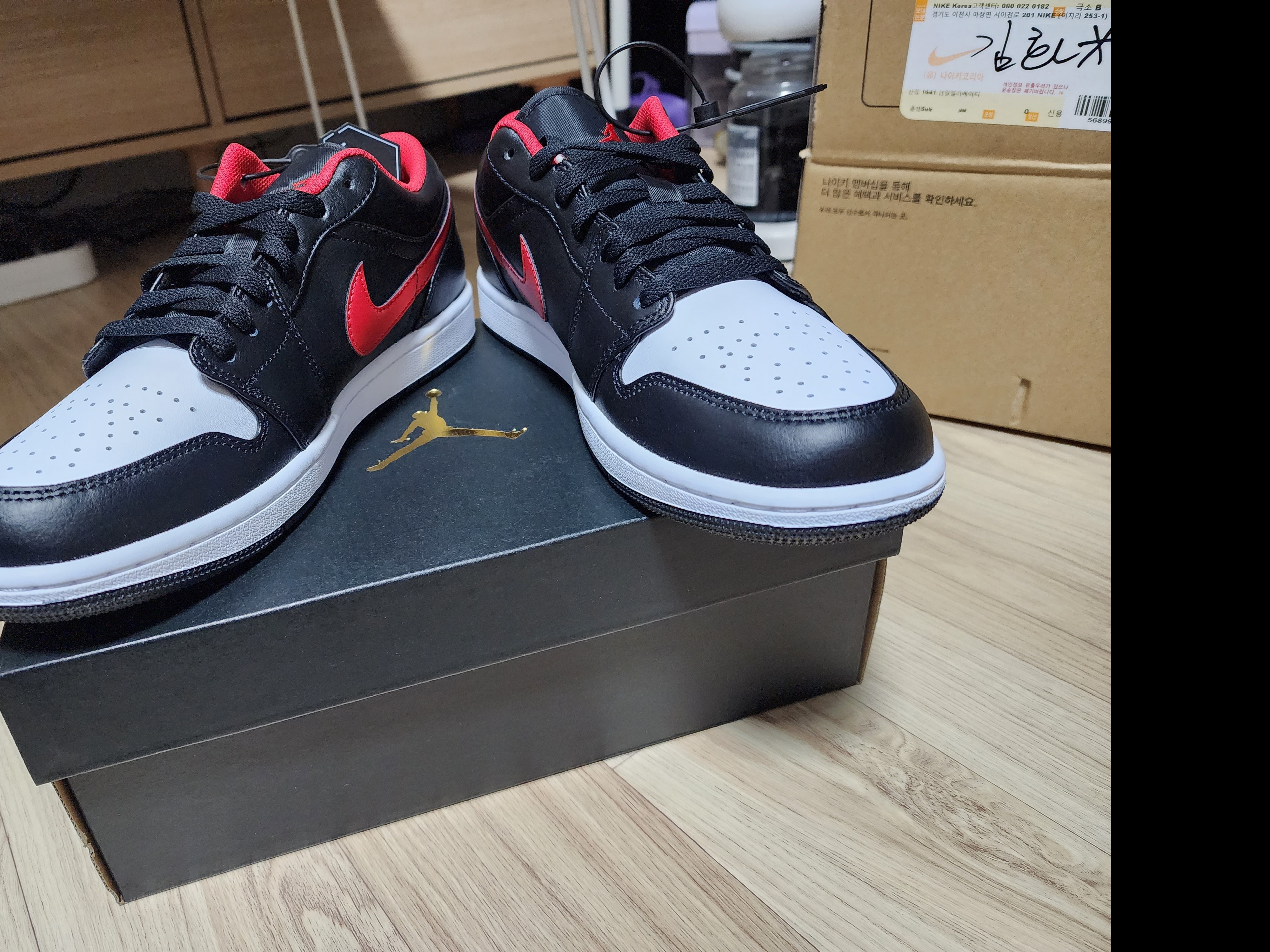 Jordan 1 Low Black Fire Red 착용 스타일 - 2