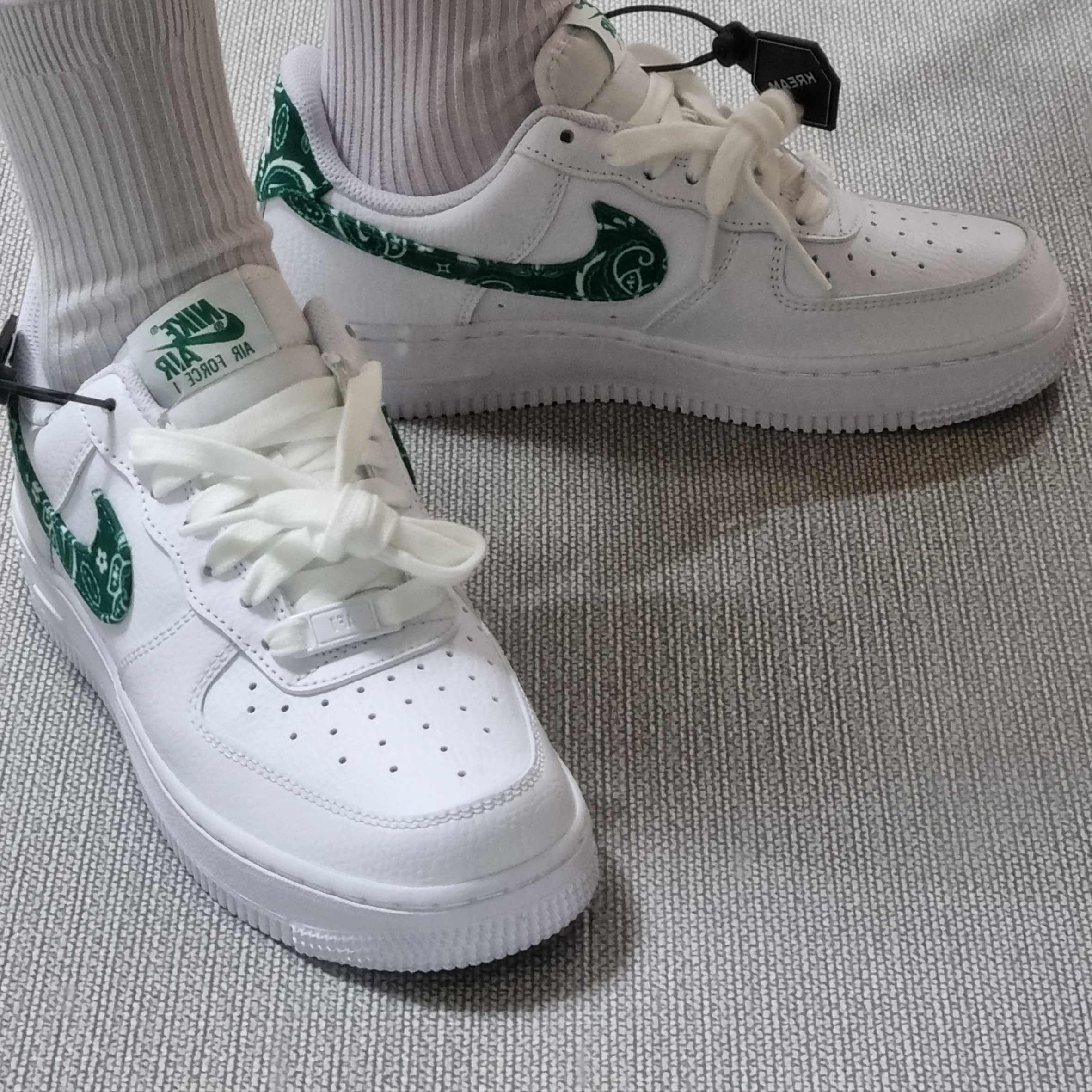 (W) Nike Air Force 1 '07 Essential Paisley Swoosh White Malachite 착용 스타일