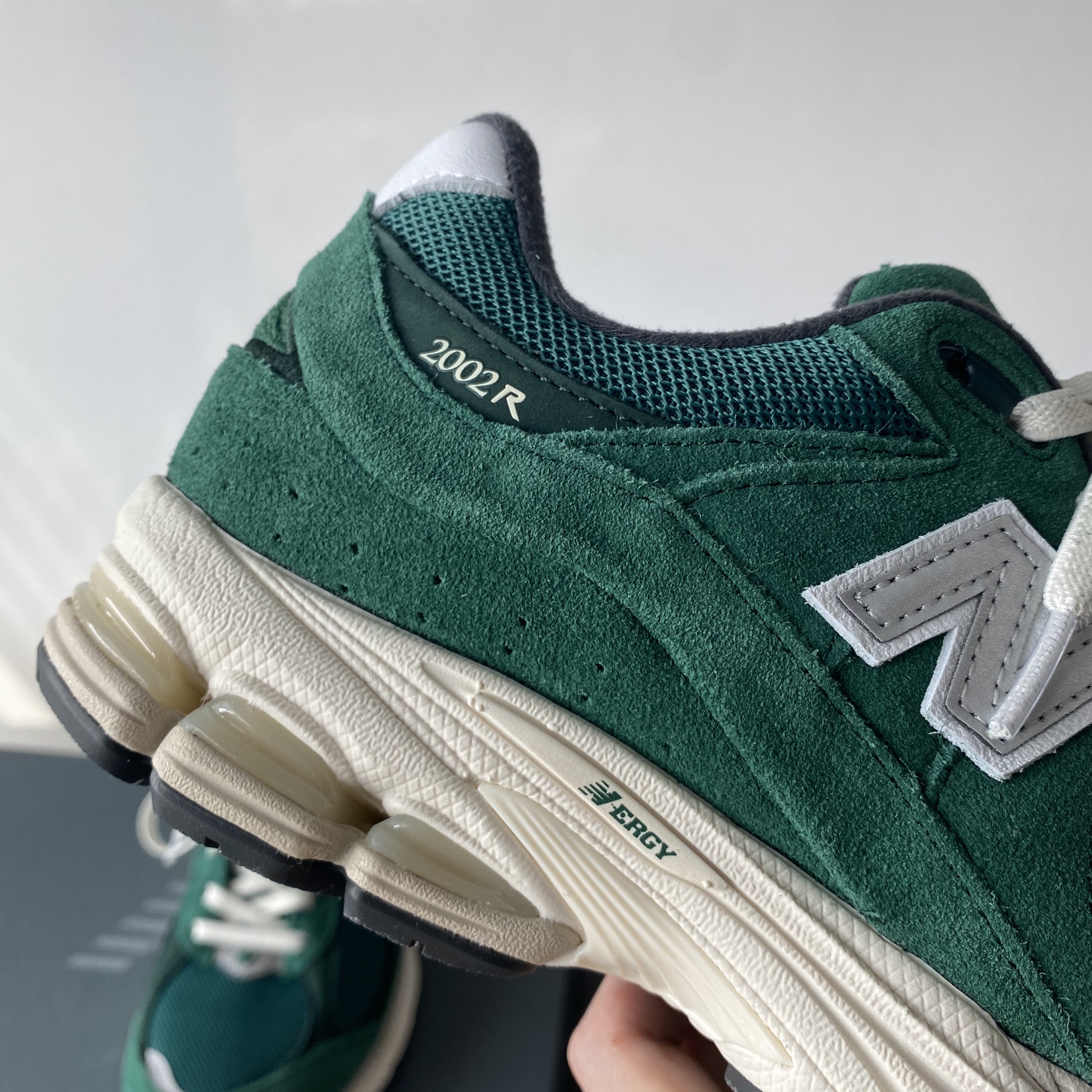 New Balance 2002R Nightwatch Green 착용 스타일 - 4