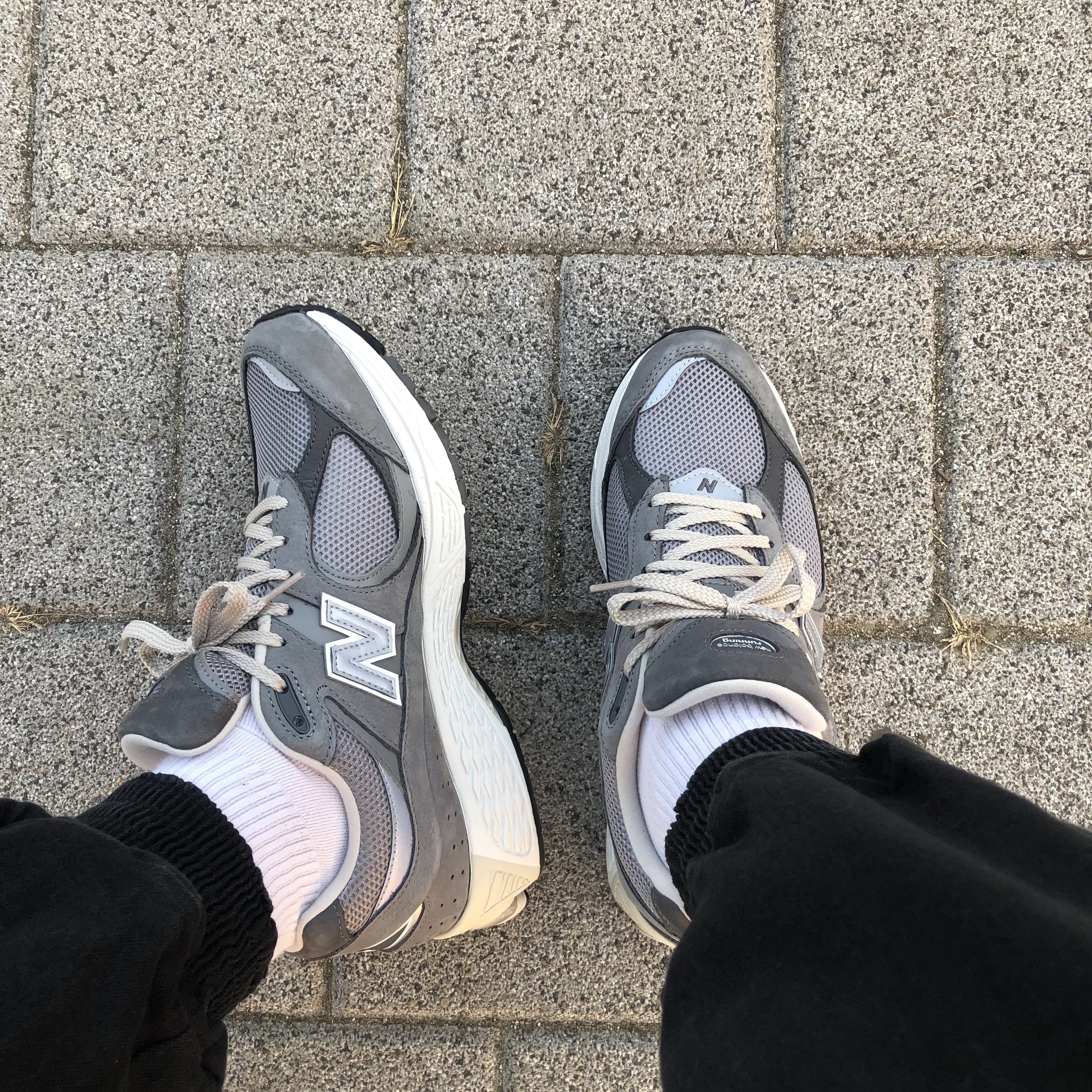 New Balance 2002R Premium Vintage Grey 착용 스타일 - 2