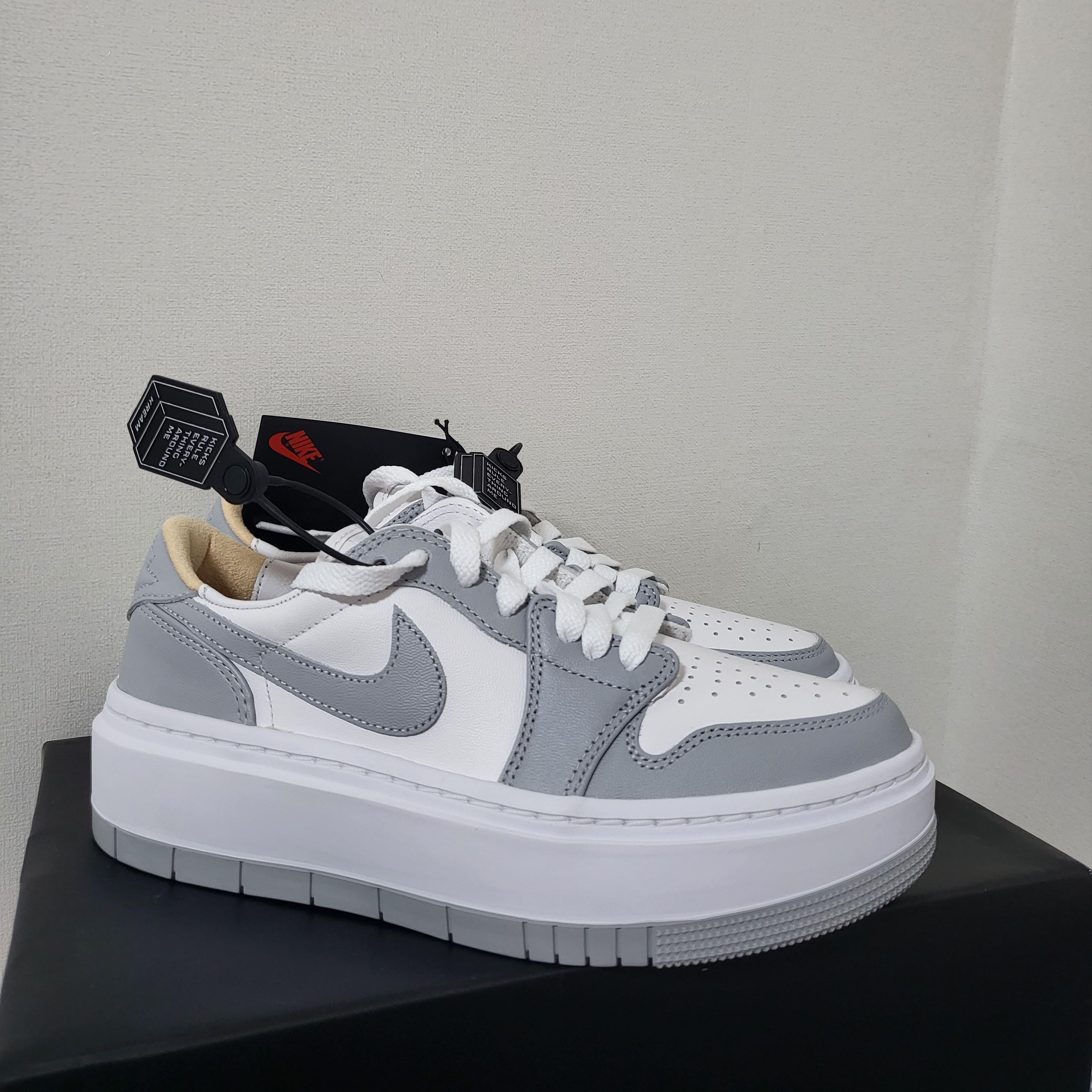 (W) Jordan 1 Elevate Low White and Wolf Grey 착용 스타일 - 1