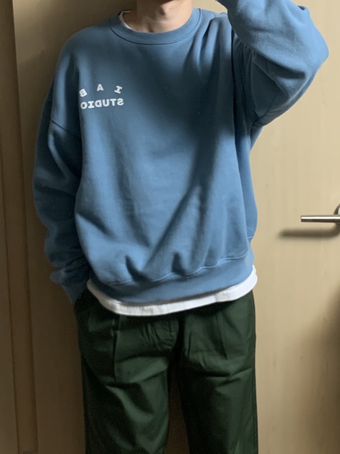 IAB Studio Crewneck Sky Blue 착용 스타일