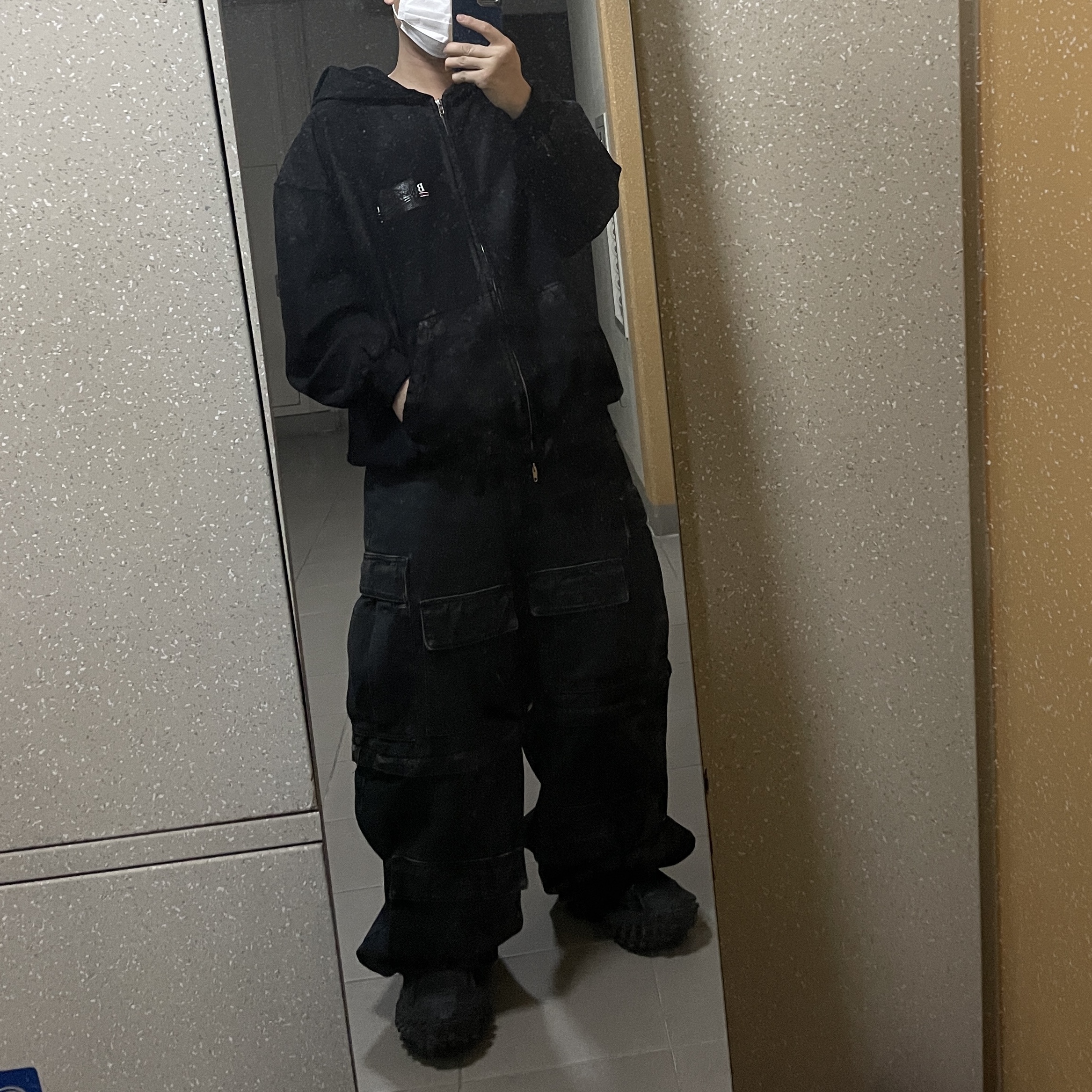 Balenciaga Gaffer Zip-Up Hoodie Small Fit Black 착용 스타일 - 2