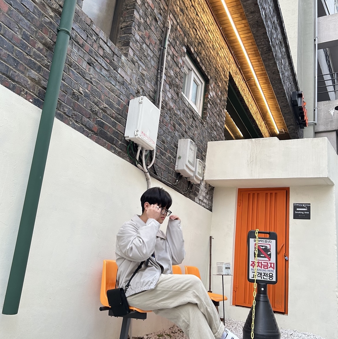 Nike x Peaceminusone Kwondo1 White, Zara x Ader Error Graphic Long Sleeve T-Shirt Scratch White 착용 스타일 - 3