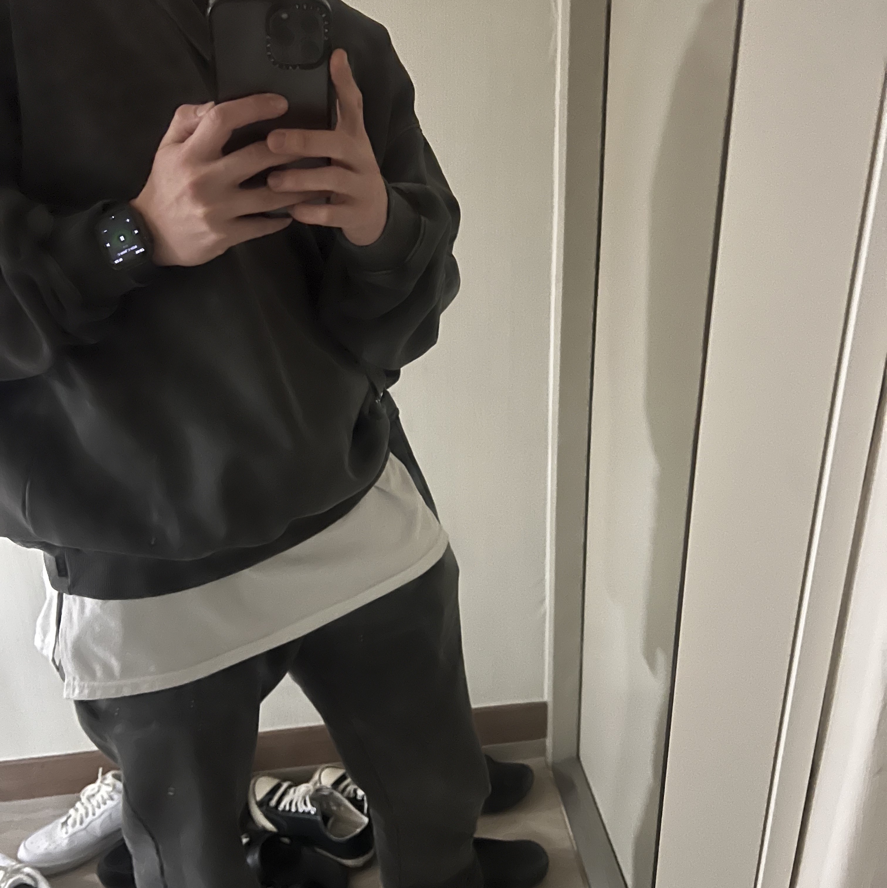 IAB Studio Pigment Sweatshirt & Mini Bag Black 착용 스타일