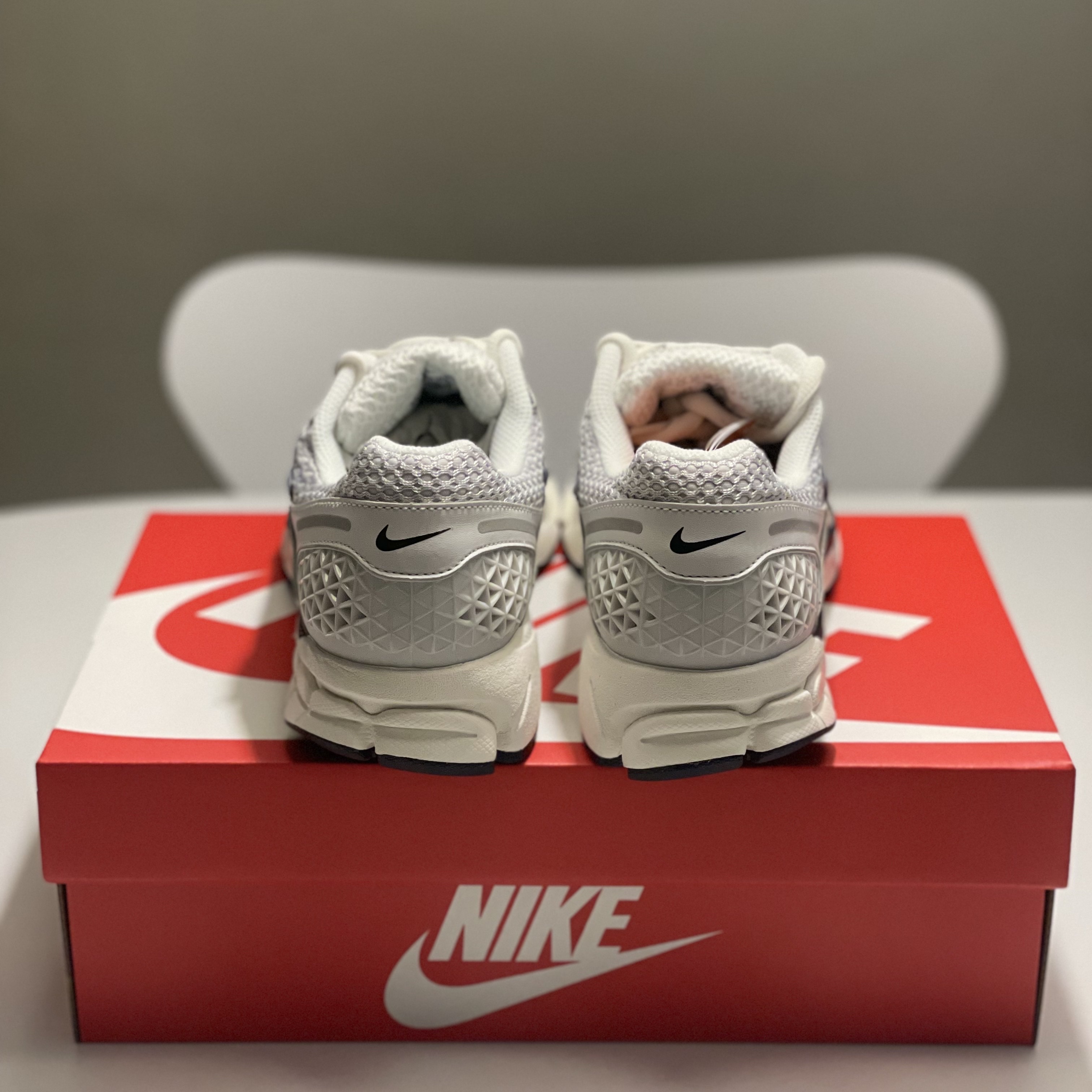 (W) Nike Zoom Vomero 5 Photon Dust and Metallic Silver 착용 스타일 - 4