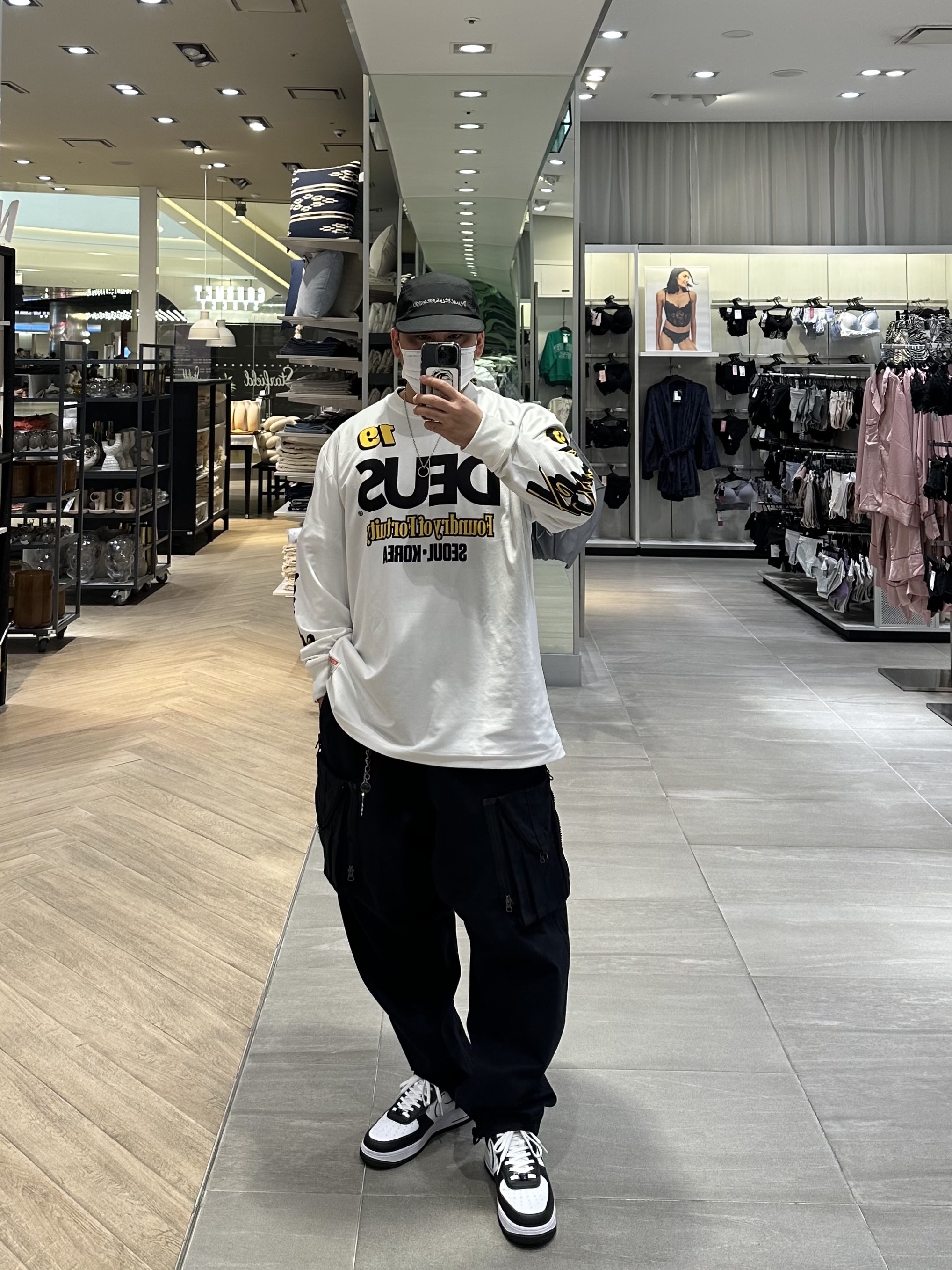 Nike ACG Cargo Pants Black, Nike Air Force 1 '07 LV8 White Black 착용 스타일