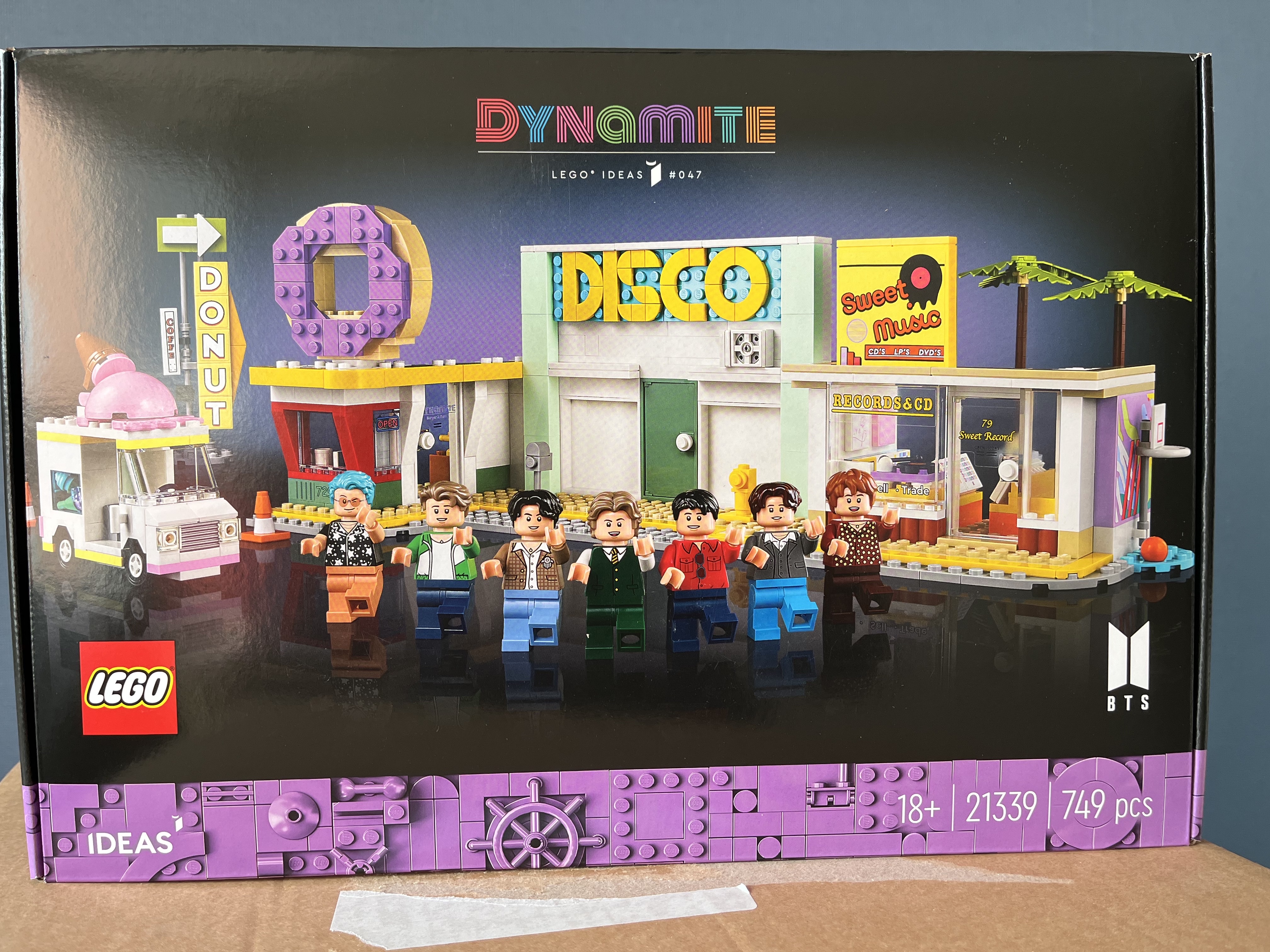Lego BTS Dynamite 착용 스타일