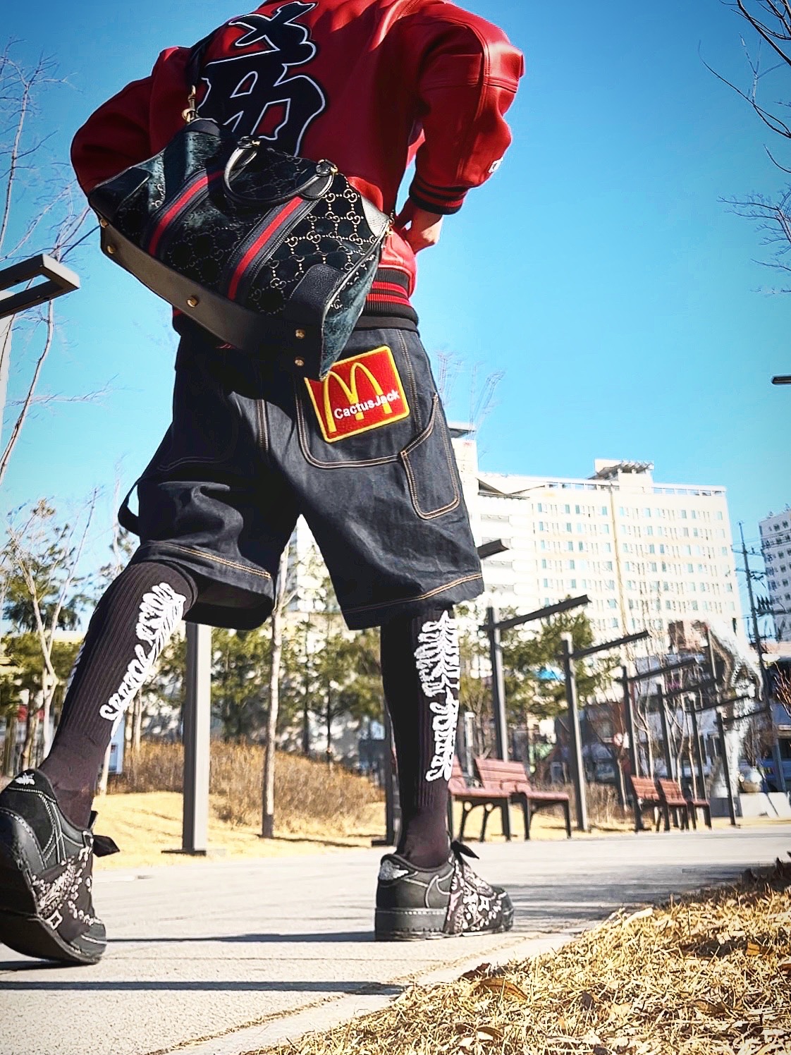 Supreme x New York Yankees Kanji Hooded Sweatshirt Black - 22FW, Supreme Small Box T-Shirt Red Bandana - 21SS 착용 스타일 - 2