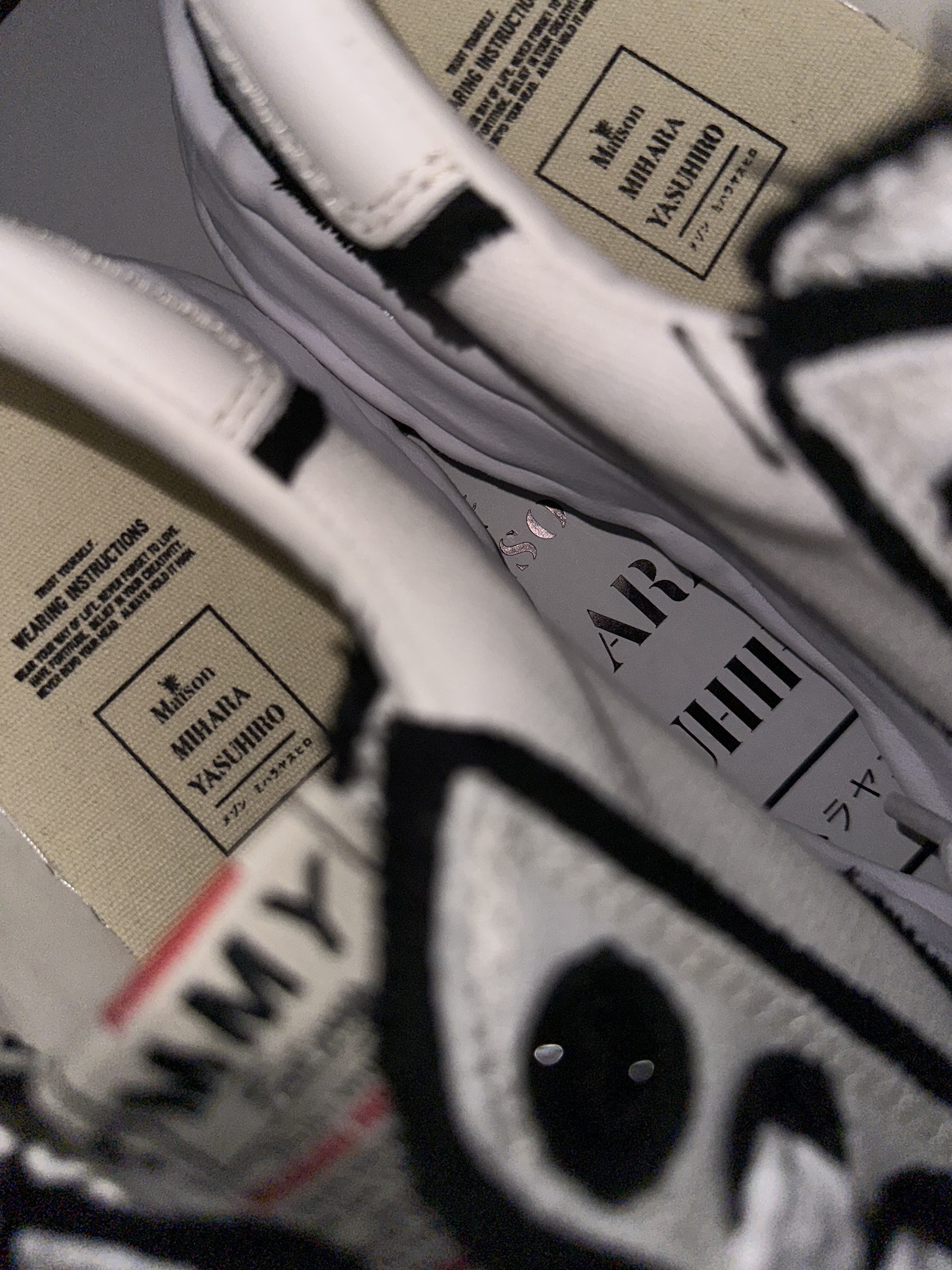 Maison Mihara Yasuhiro Blakey OG Sole OH Canvas Low-top Sneakers White 착용 스타일 - 3