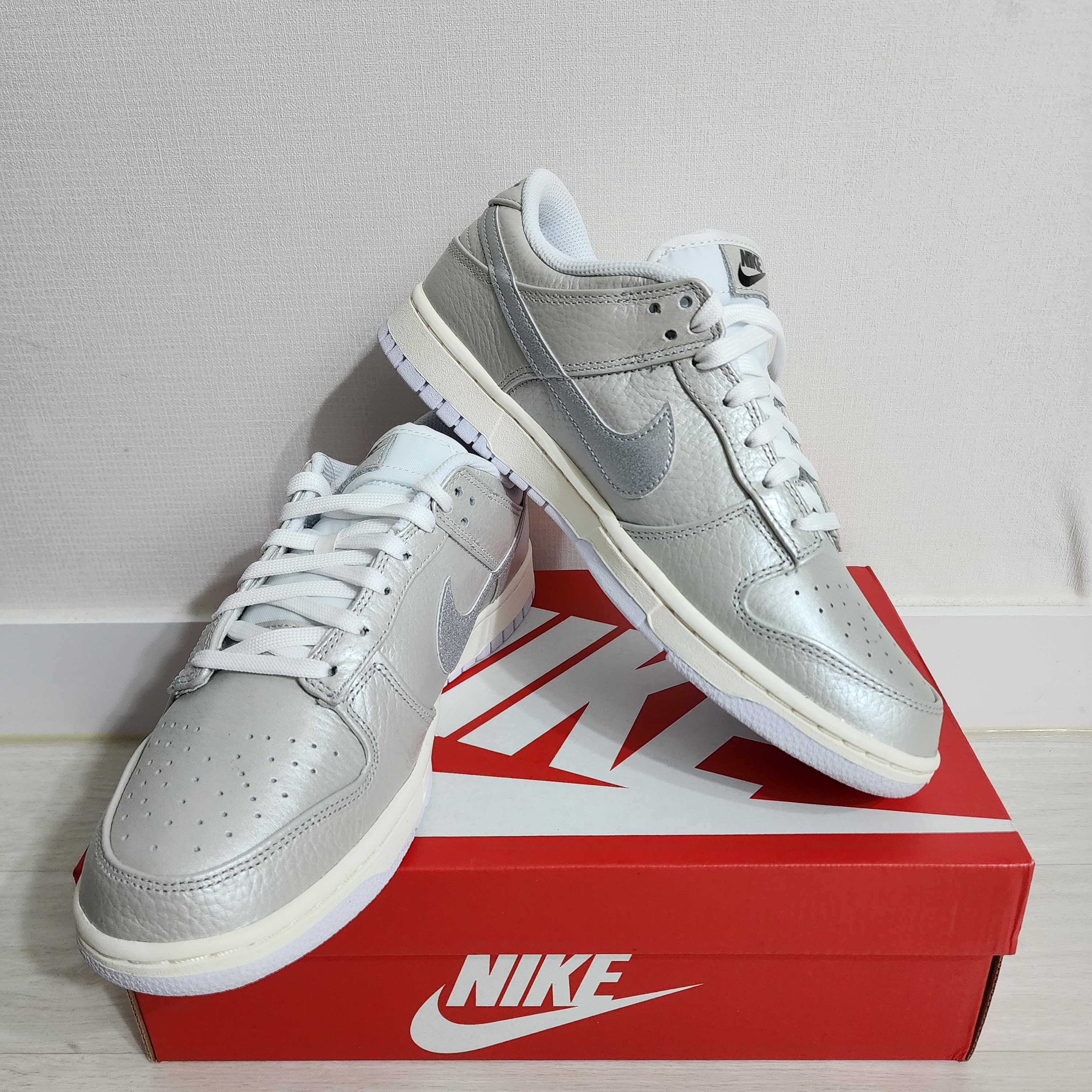Nike Dunk Low SE Metallic Silver 착용 스타일 - 1