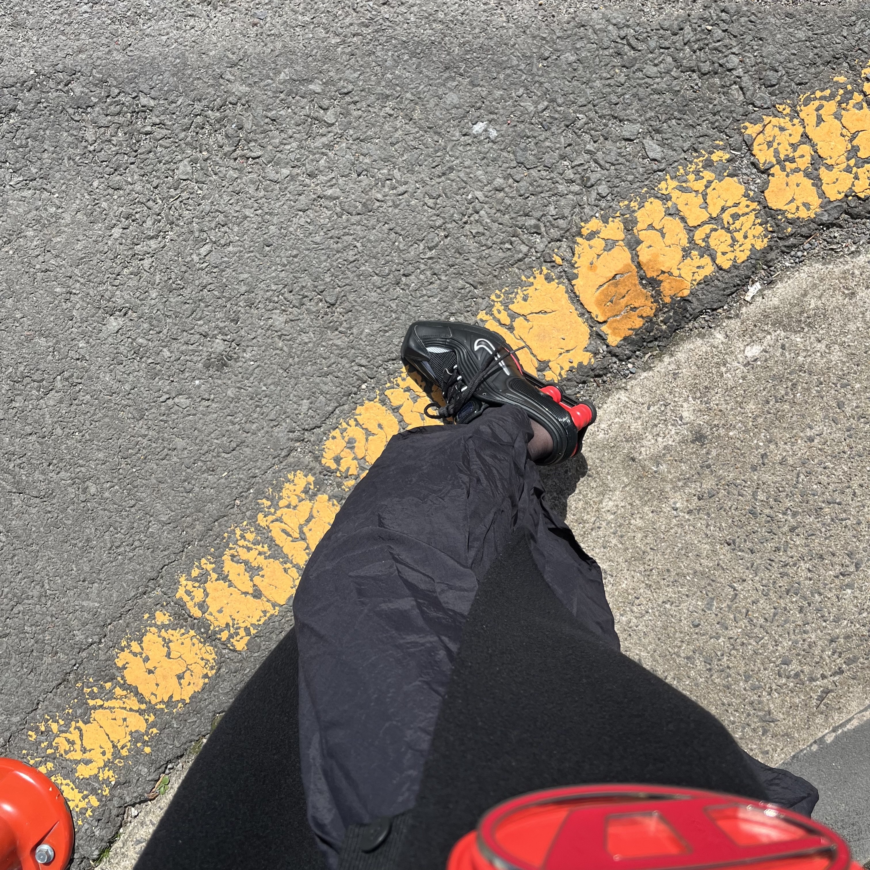 Nike x Martine Rose Shox MR4 Black, Balenciaga Swift Oval Sunglasses Black 착용 스타일 - 4