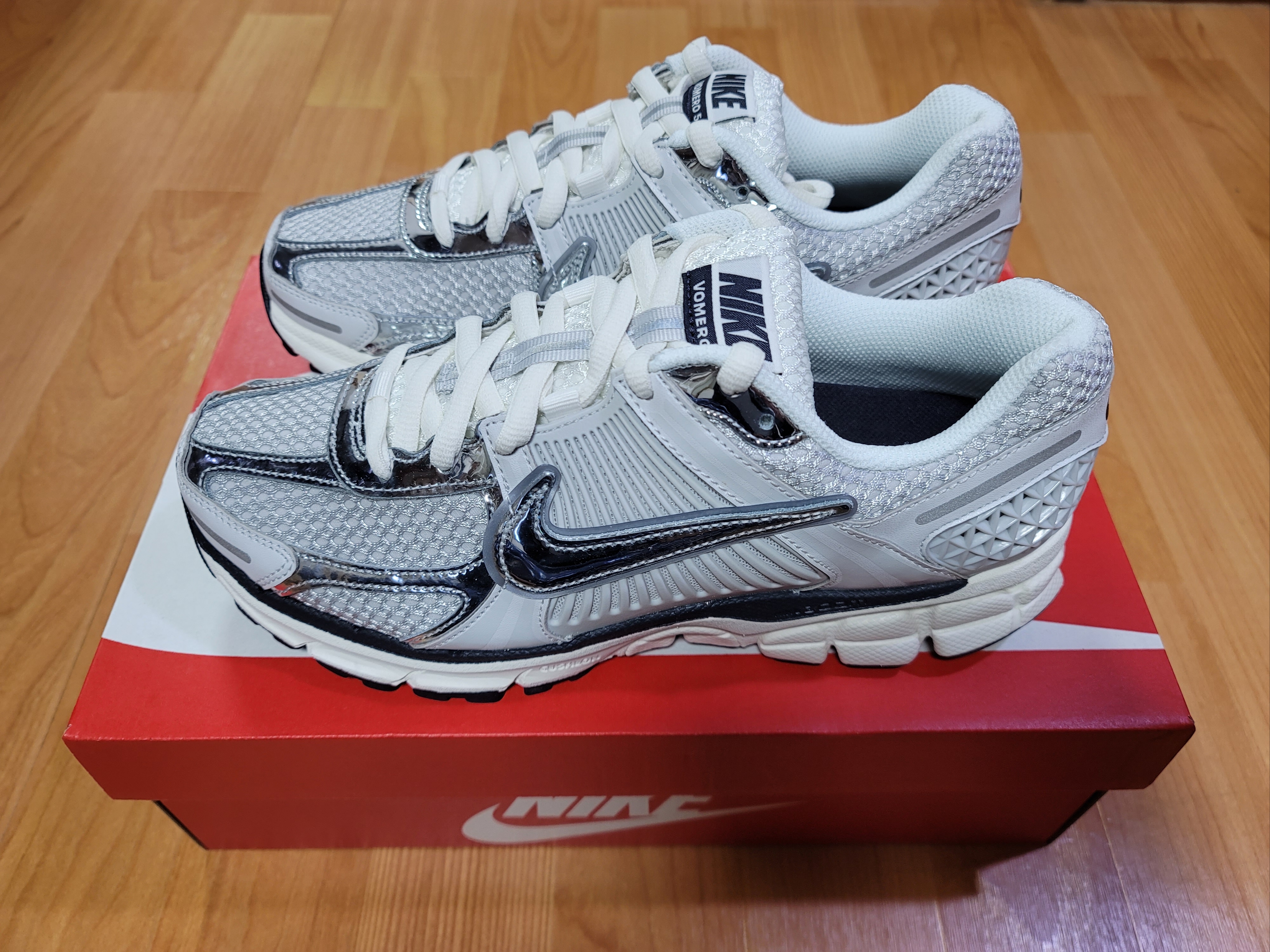 (W) Nike Zoom Vomero 5 Photon Dust and Metallic Silver 착용 스타일 - 2