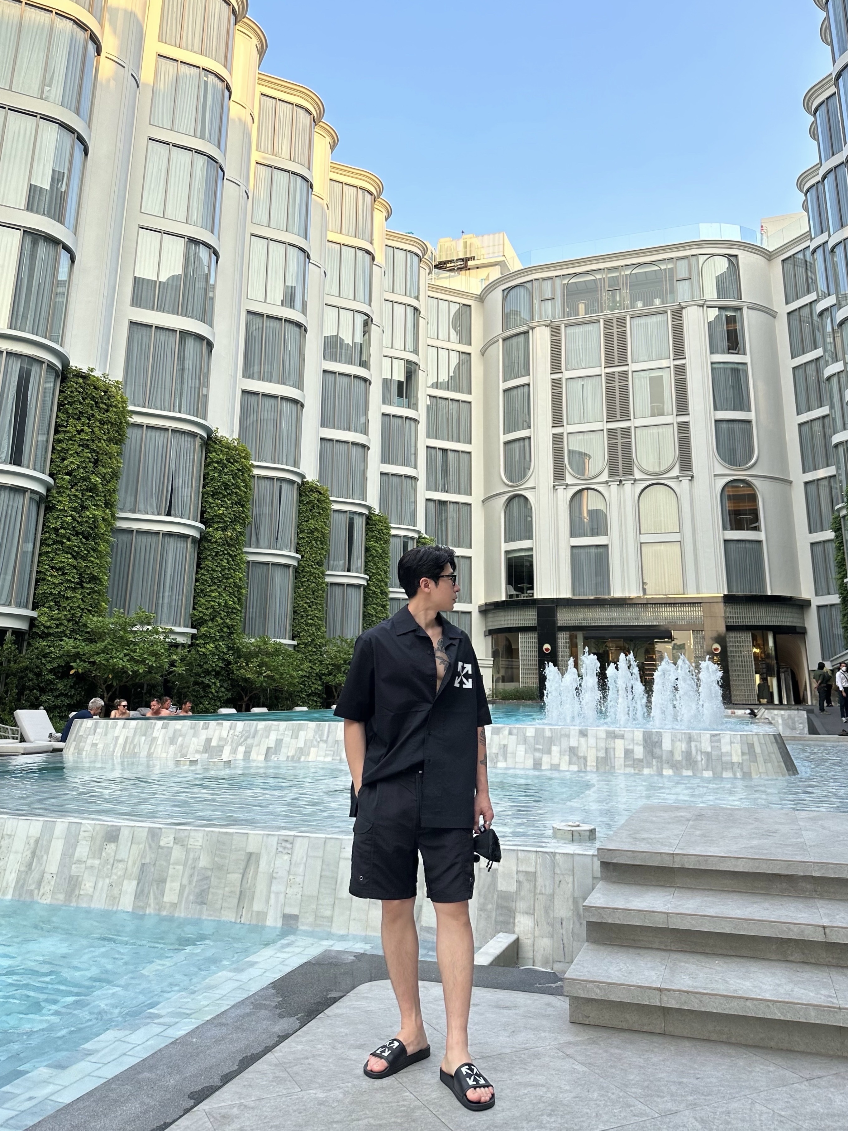 Off-White Arrow Holiday Shirt Black, Supreme x The North Face Trekking Packable Belted Shorts Black - 22SS 착용 스타일 - 3