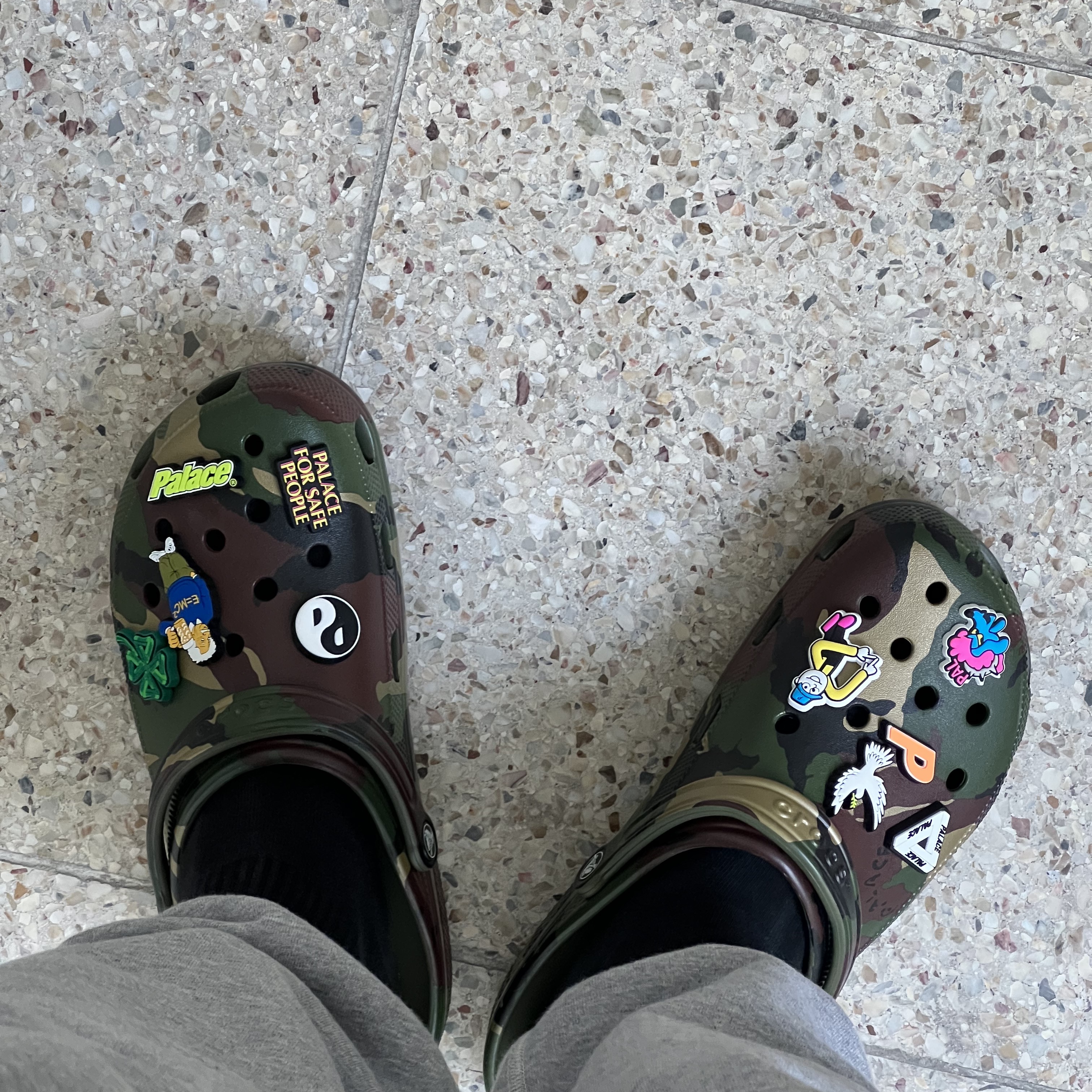 Crocs x Palace Classic Clog Woodland Camo 착용 스타일