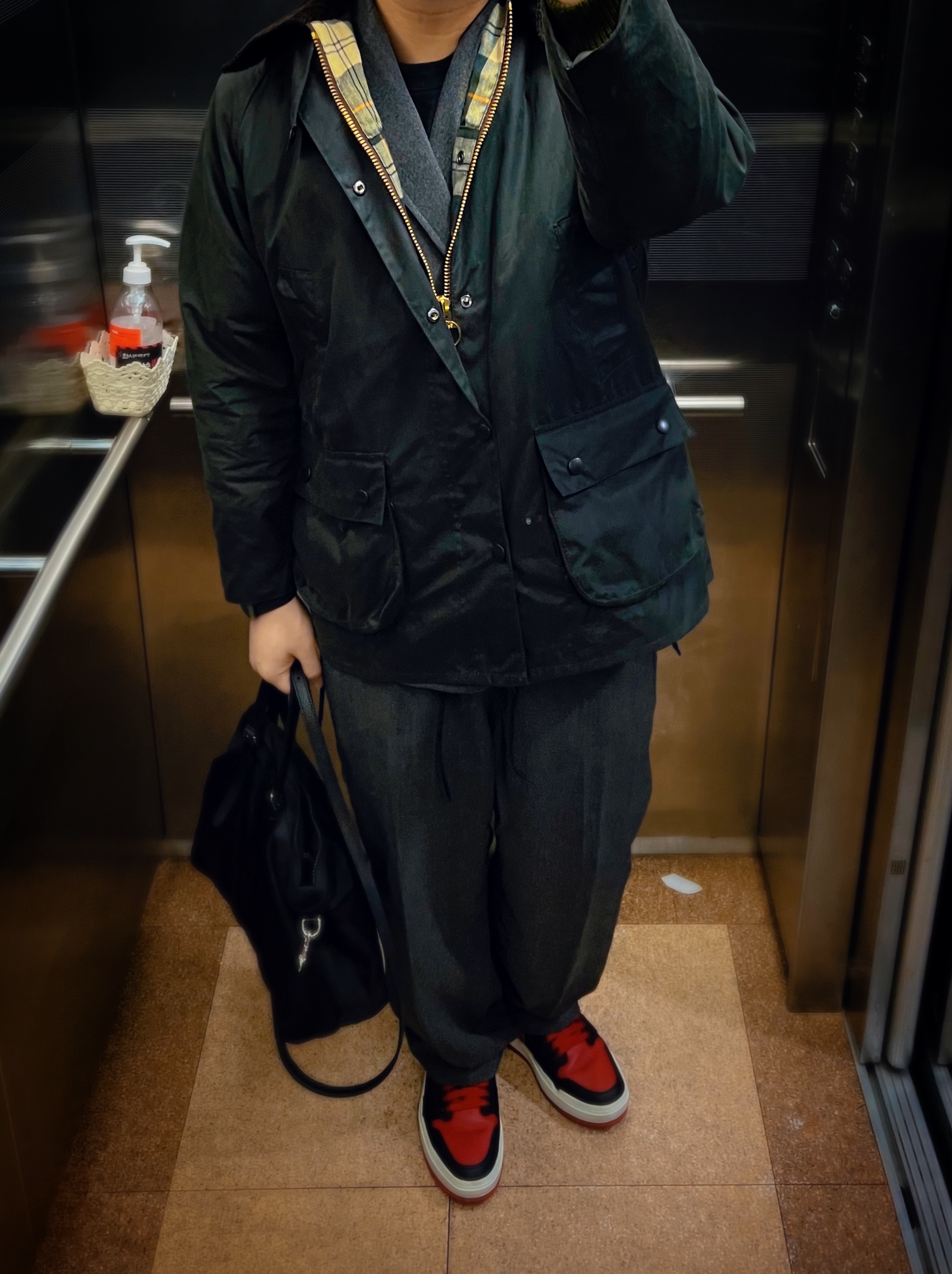 (W) Jordan 1 Elevate Low SE Bred, Barbour Bedale Wax Jacket Sage 착용 스타일 - 1