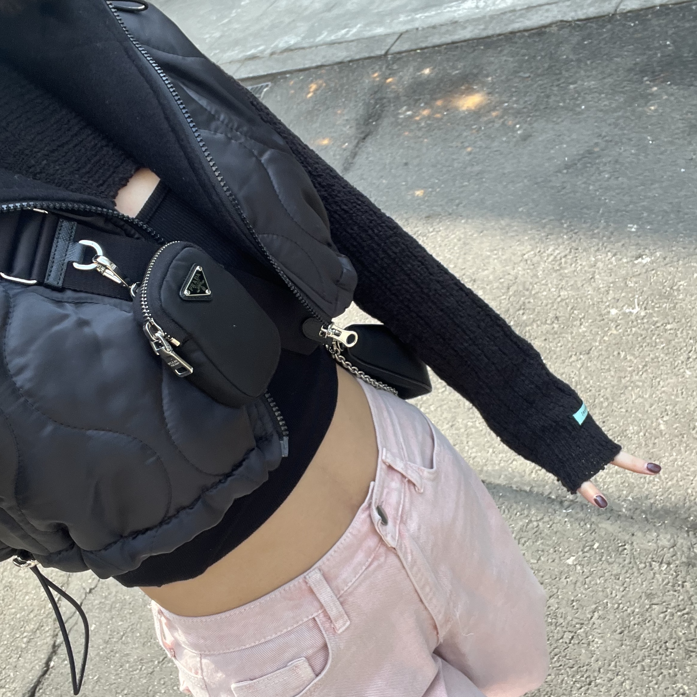 Prada Re-Edition 2005 Re-Nylon Shoulder Bag Black 착용 스타일 - 1