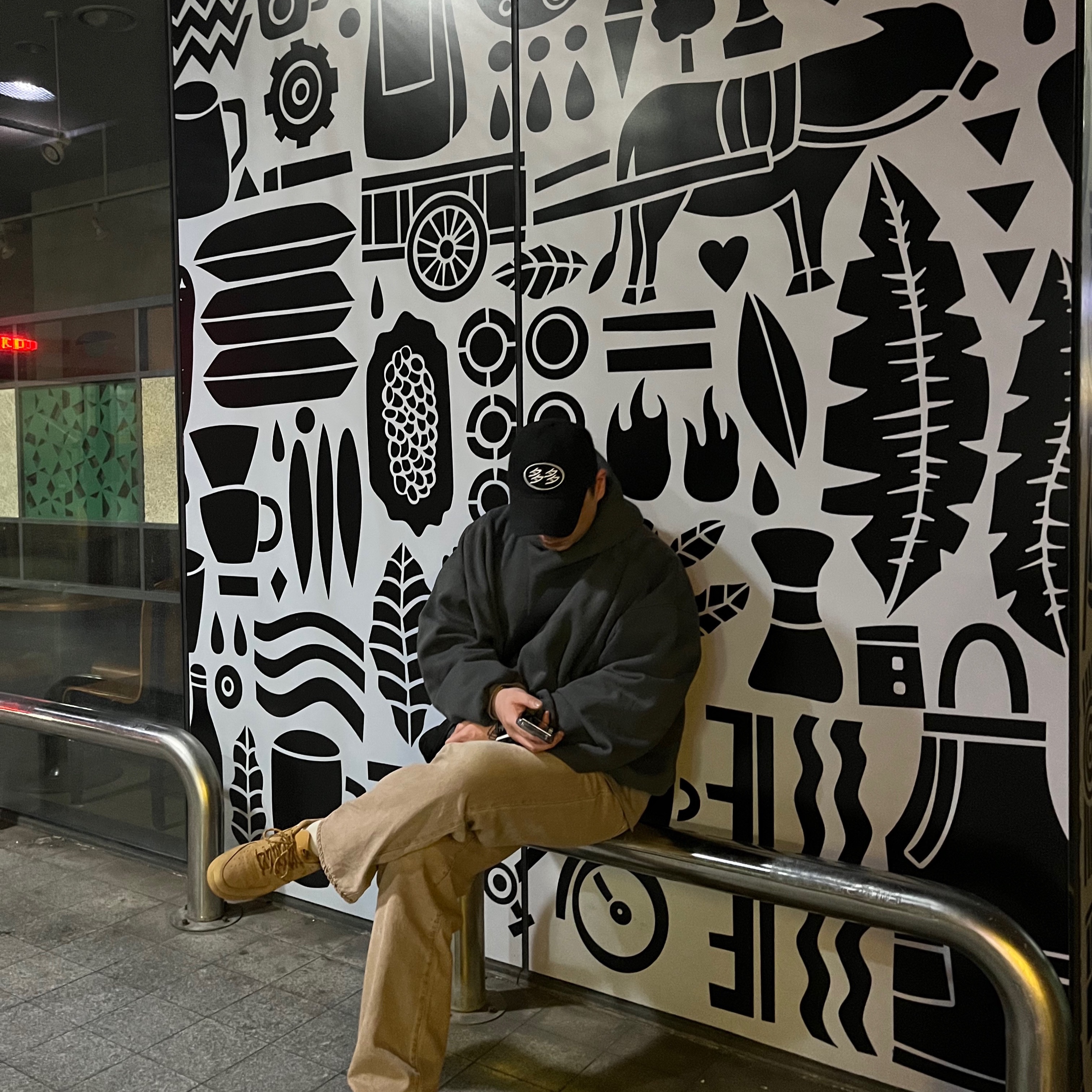 Dada Logo Cap Black White, Yeezy Gap Engineered By Balenciaga Dove Hoodie Black 착용 스타일 - 1