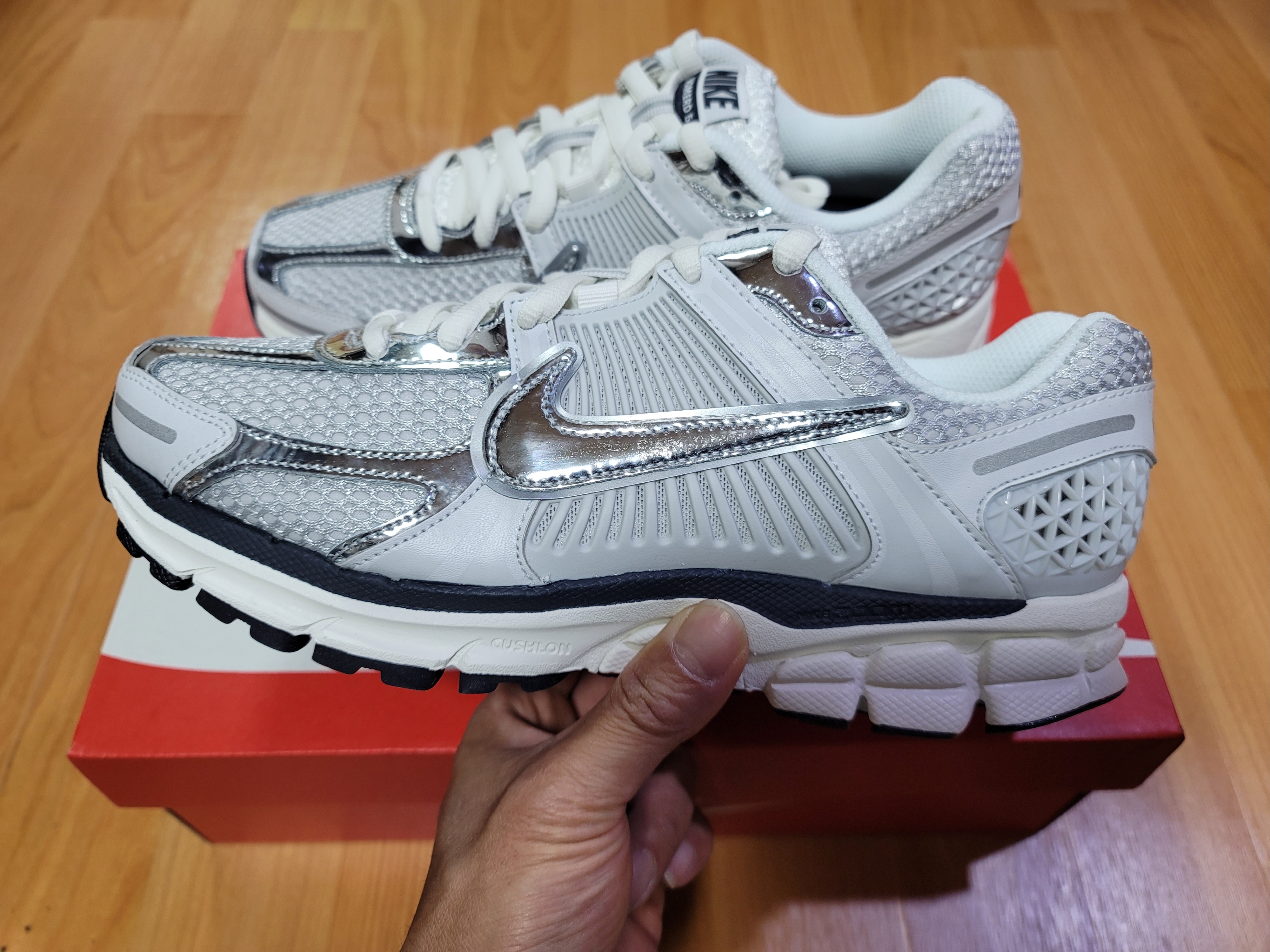 (W) Nike Zoom Vomero 5 Photon Dust and Metallic Silver 착용 스타일 - 1