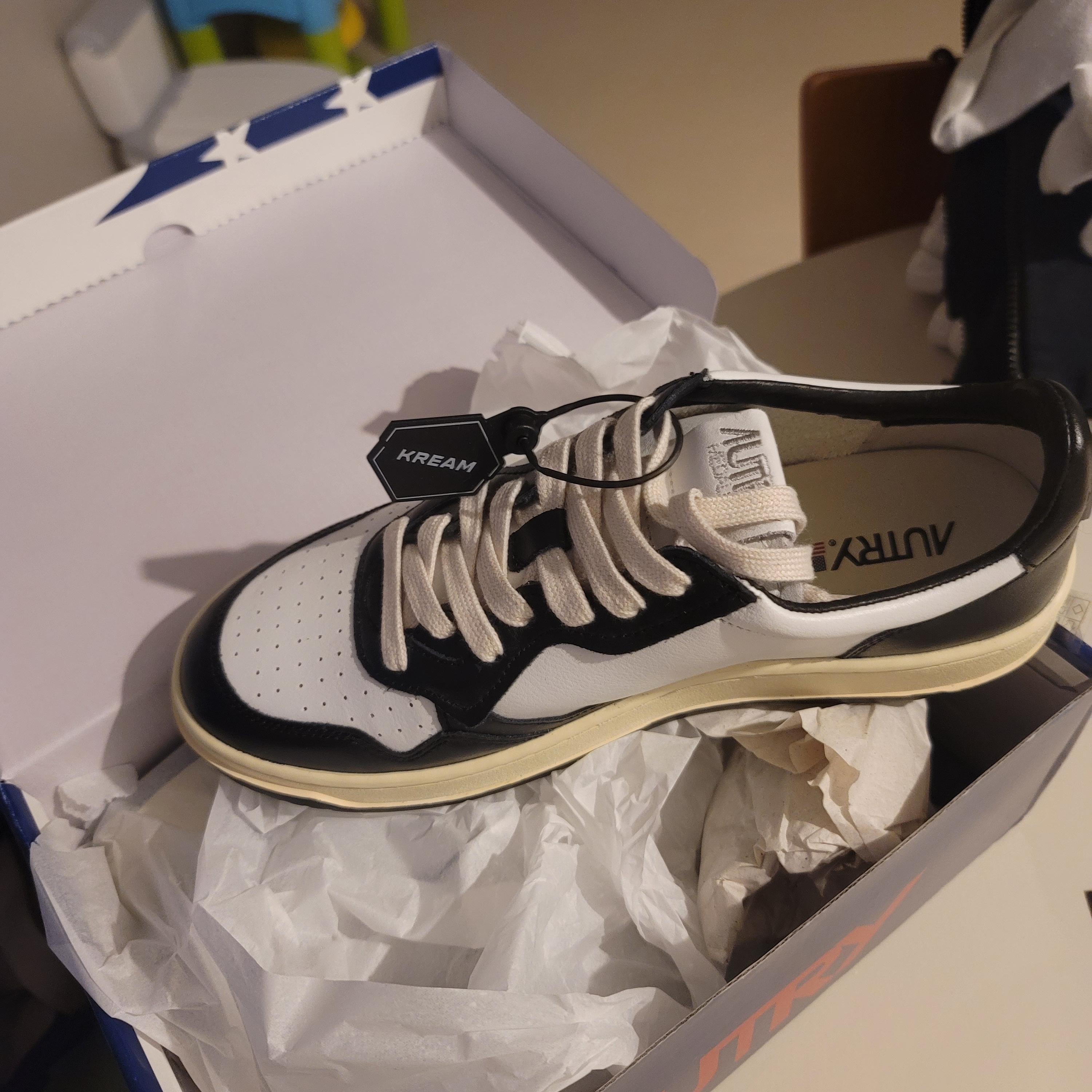 Autry Medalist Low Leather Sneakers Black White 착용 스타일 - 2