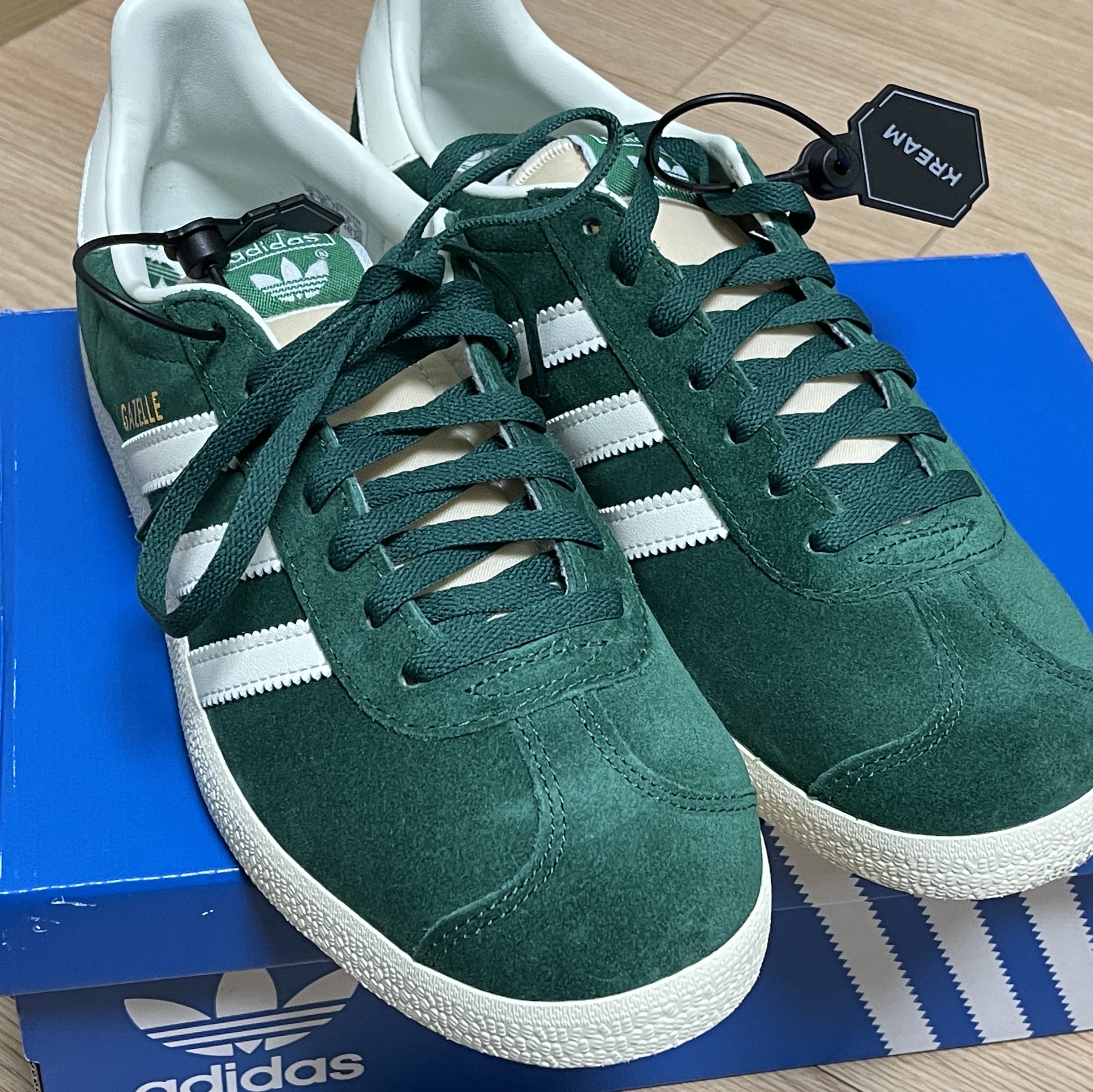 Adidas Gazelle Dark Green Cream White 착용 스타일 - 2