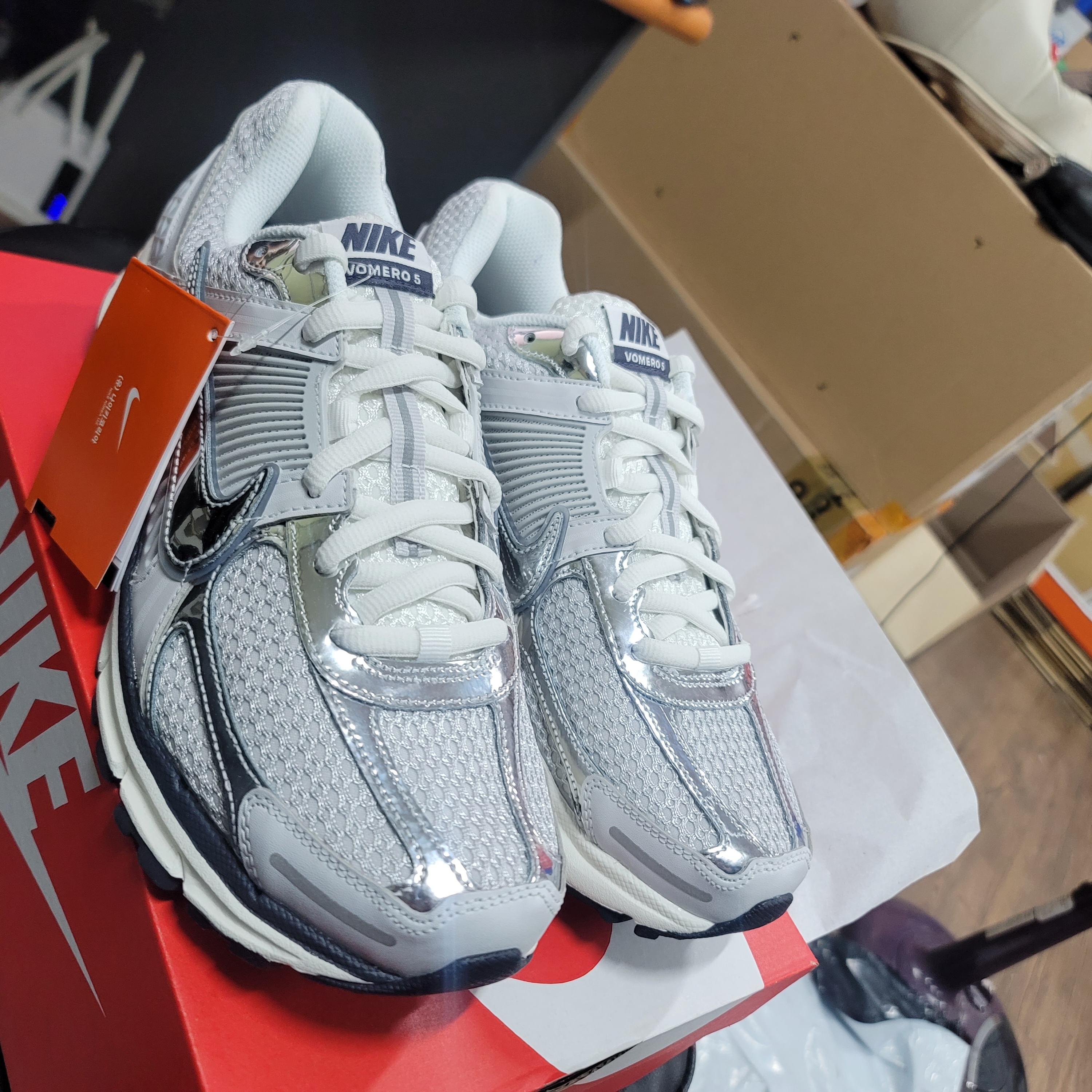 (W) Nike Zoom Vomero 5 Photon Dust and Metallic Silver 착용 스타일 - 2