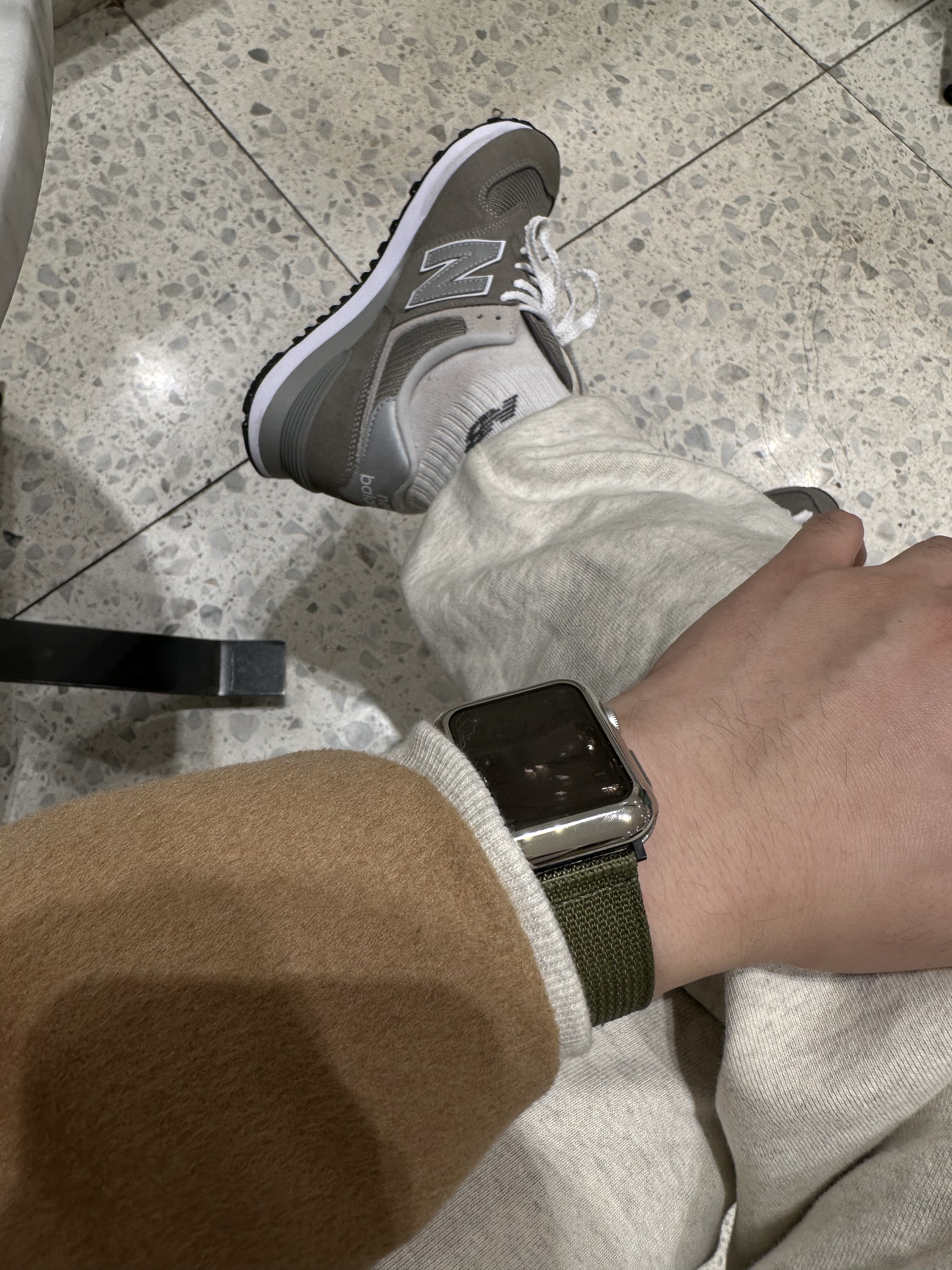 New Balance 574 Heritage Gray, Apple Watch Nike Series 7 45mm GPS Starlight Aluminum Case with Nike Sport Band Pure Platinum Black (Korean Ver.) 착용 스타일