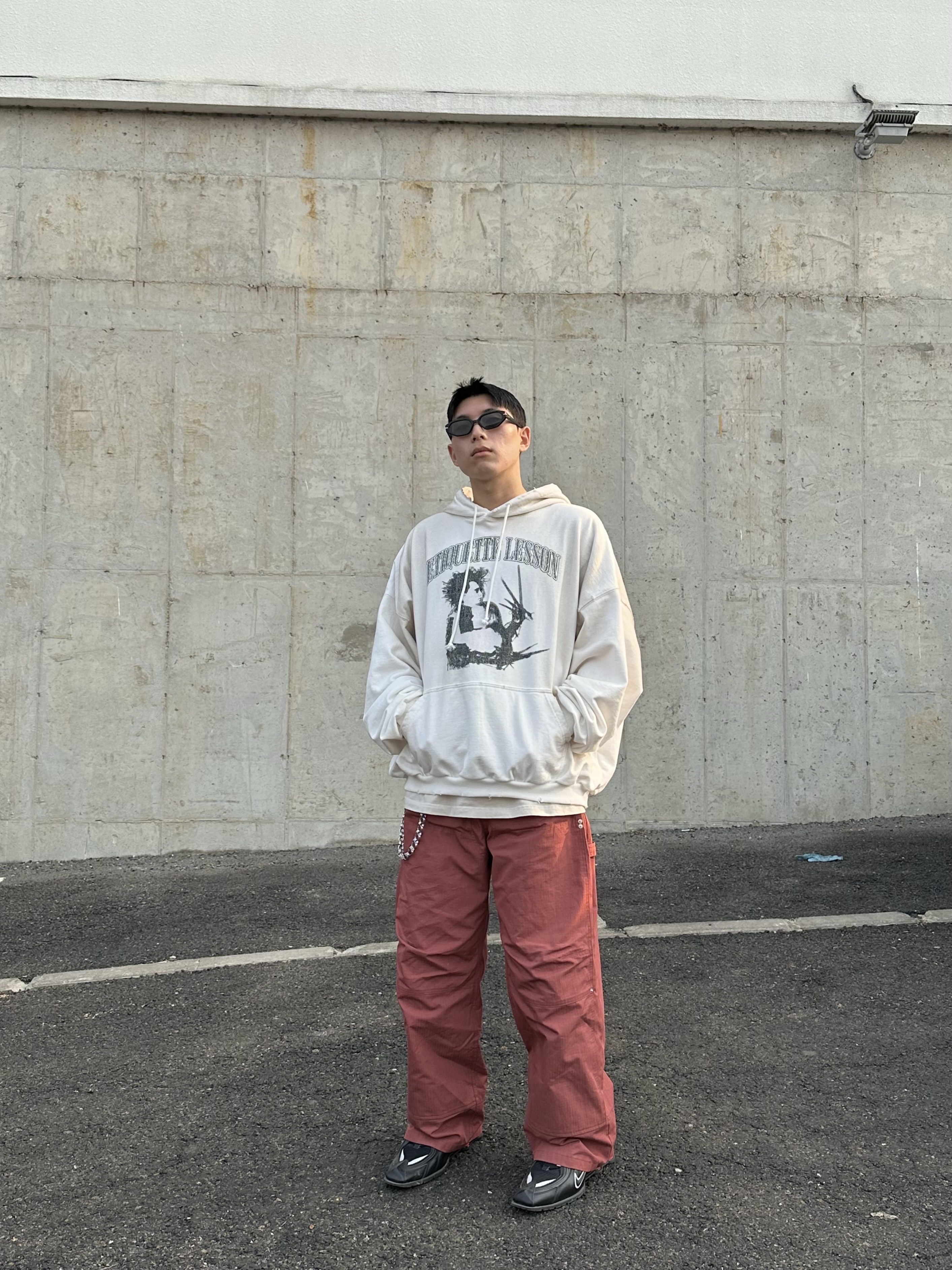 Project G/R x Atmos Etiquette Lesson Vintage Washed Hoodie White, Nike x Martine Rose Shox MR4 Black 착용 스타일 - 2