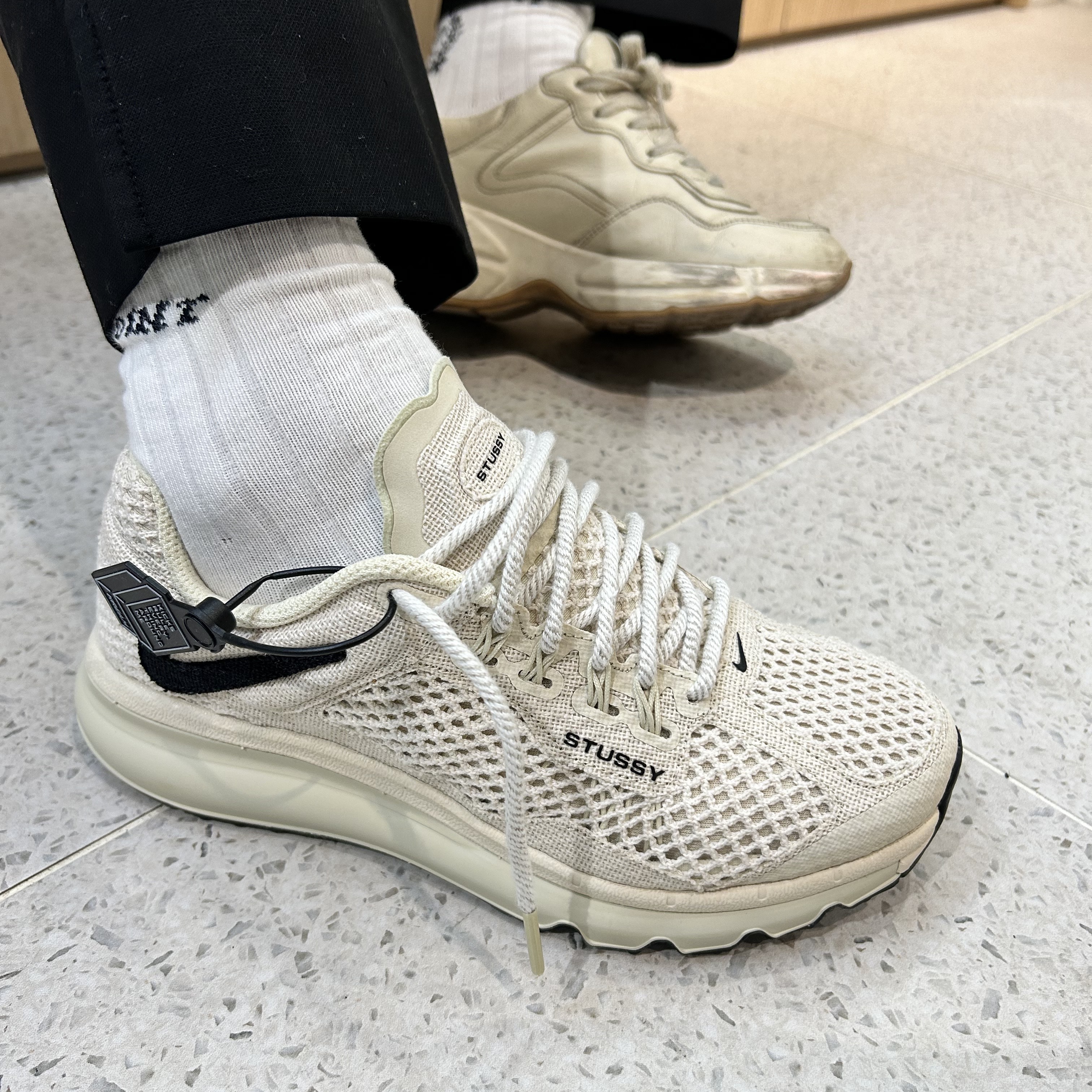 Nike x Stussy Air Max 2013 Fossil 착용 스타일 - 1