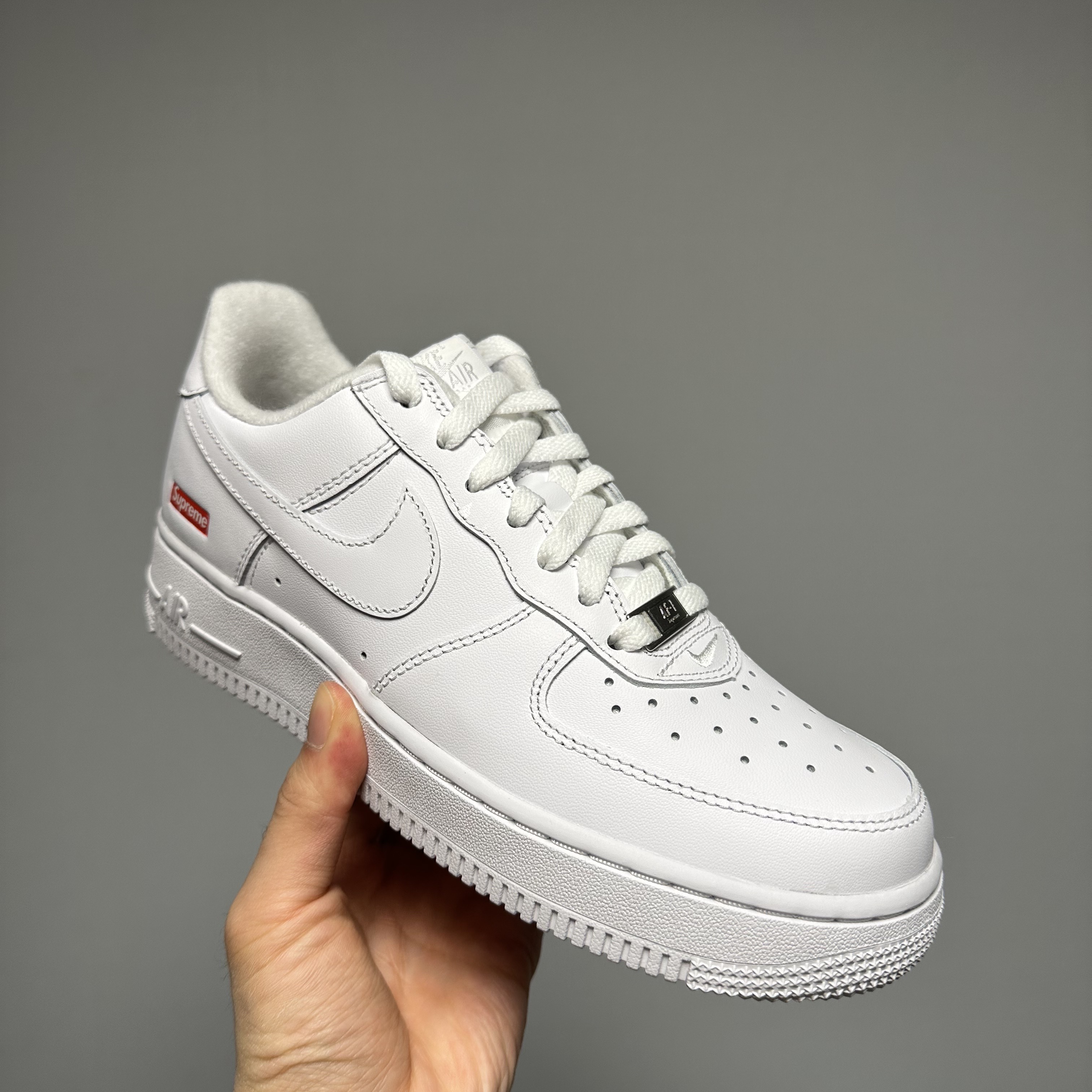 Nike x Supreme Air Force 1 Low White 착용 스타일 - 2