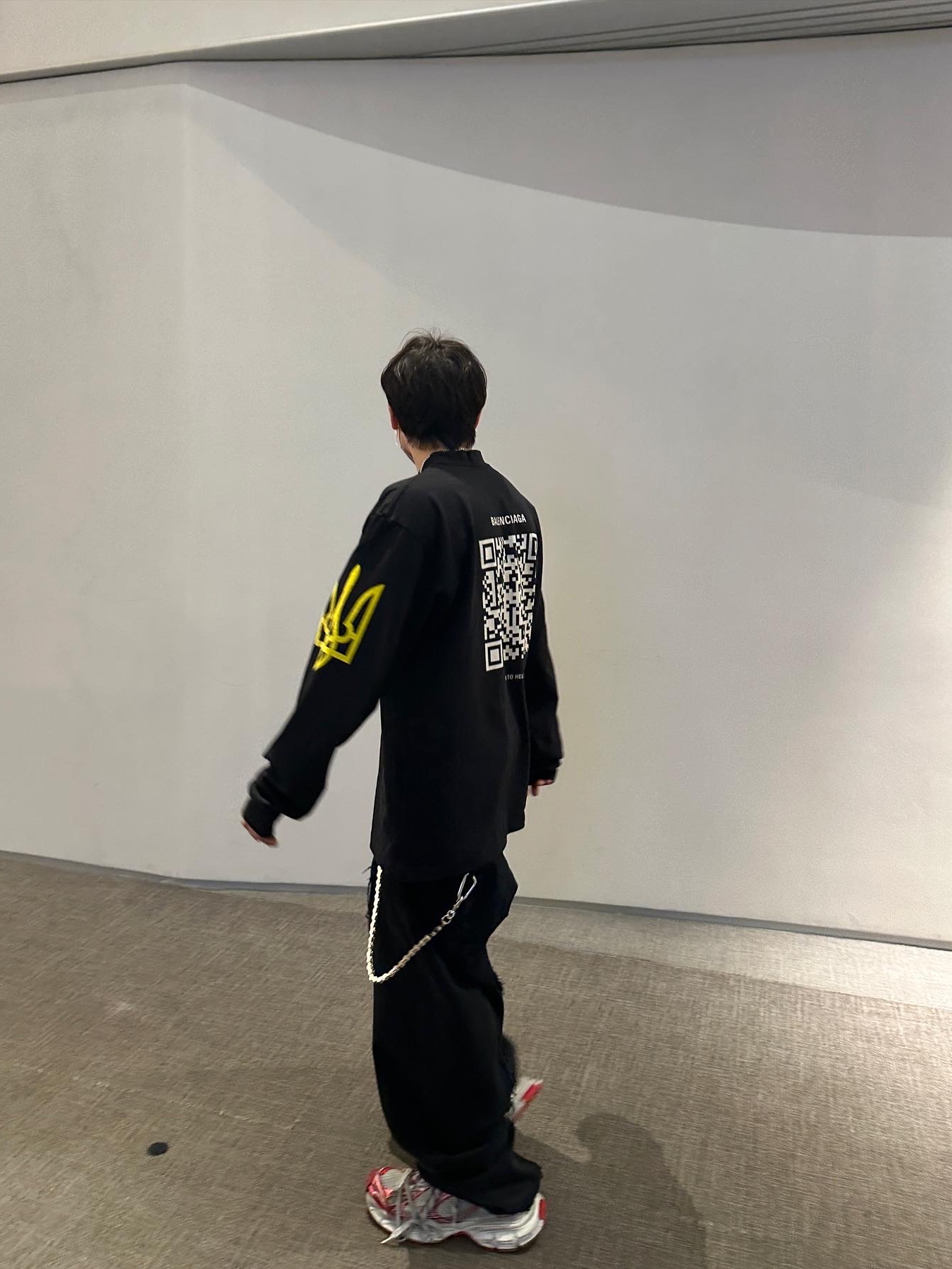 Balenciaga 3XL Sneakers White Red 착용 스타일 - 1