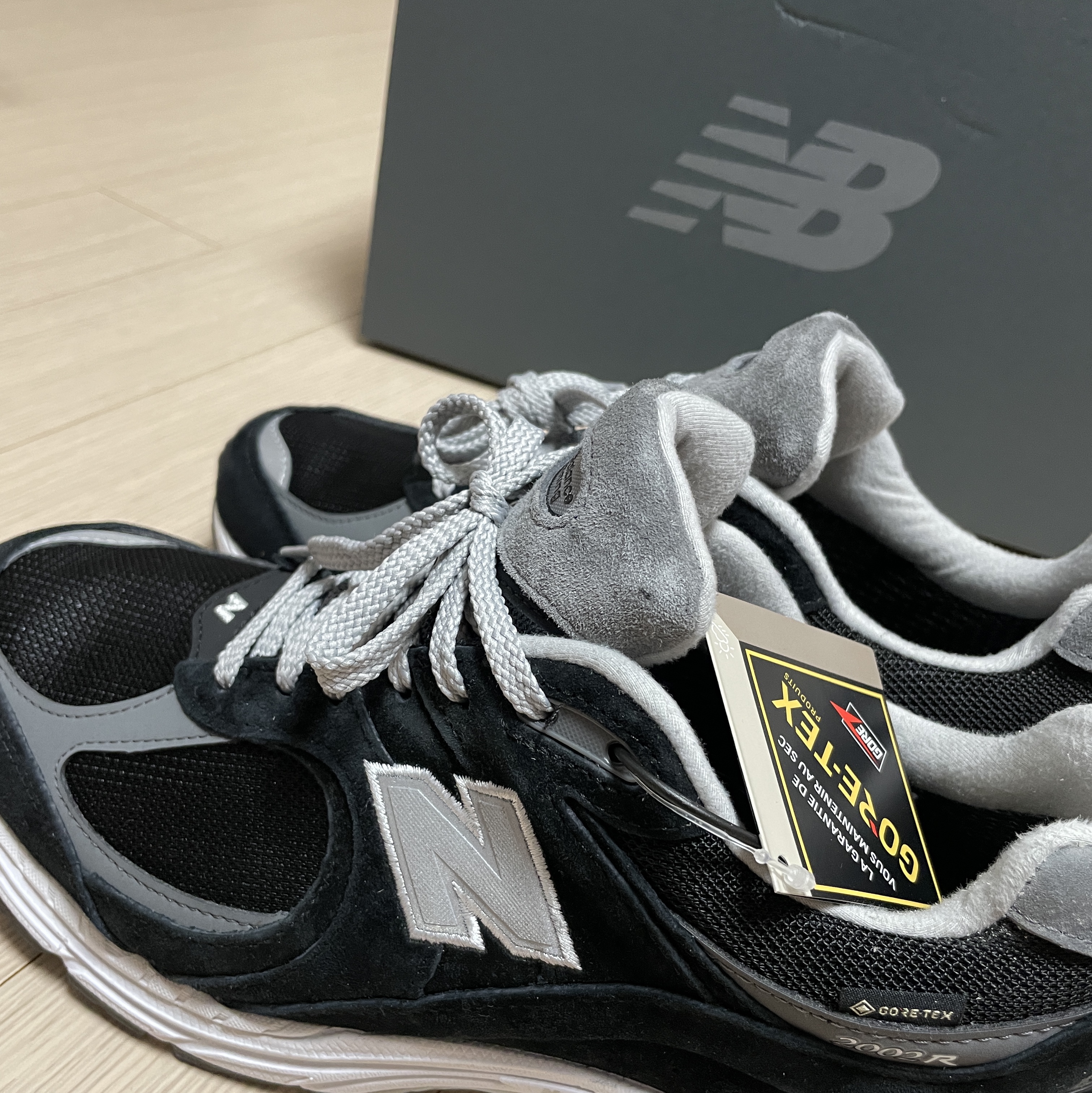 New Balance 2002R Gore-Tex Black Silver Metalic 착용 스타일