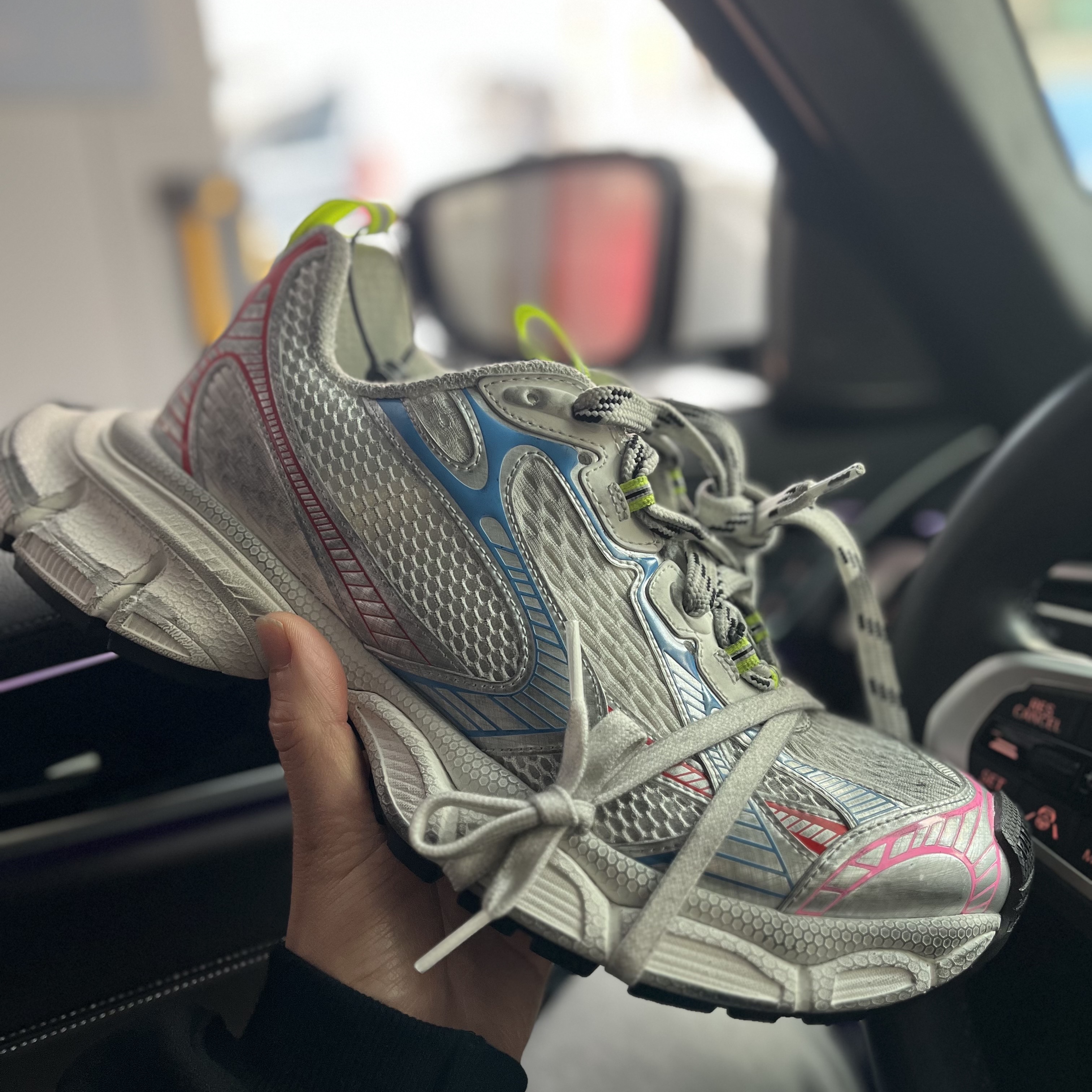 Balenciaga 3XL Sneakers White Red Blue 착용 스타일