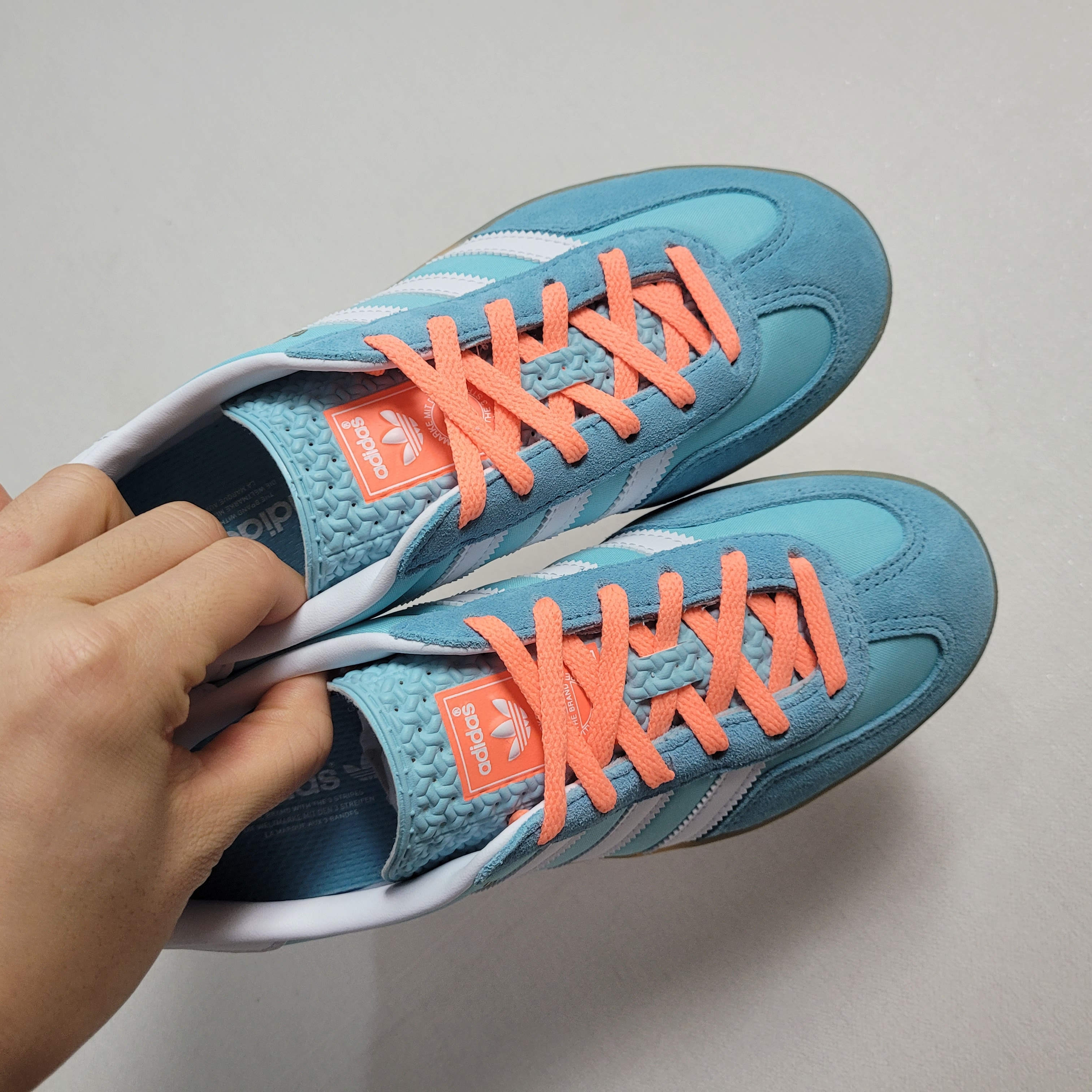 Adidas Gazelle Indoor Preloved Blue White 착용 스타일 - 2