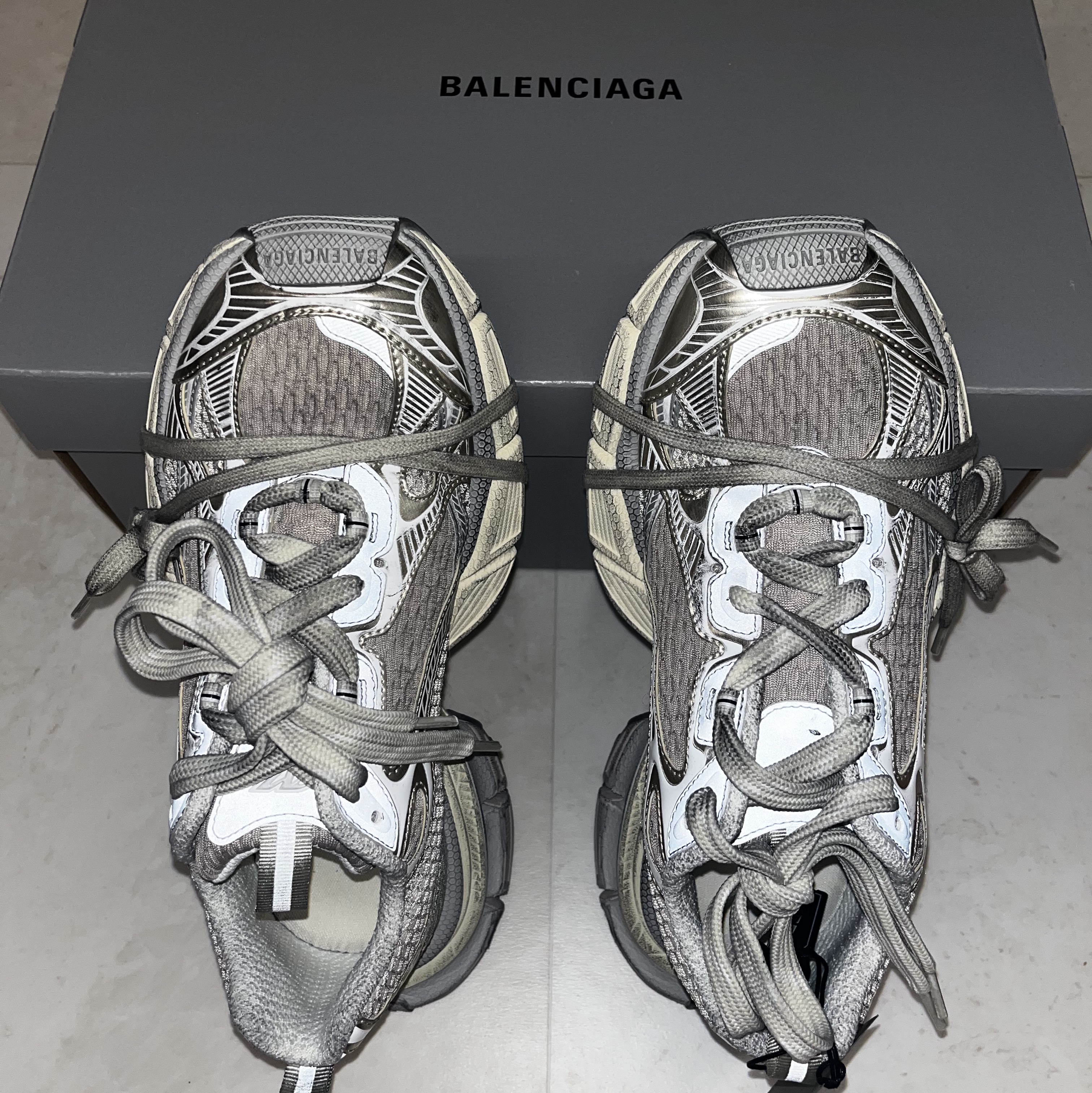Balenciaga 3XL Sneakers Light Beige 착용 스타일 - 1
