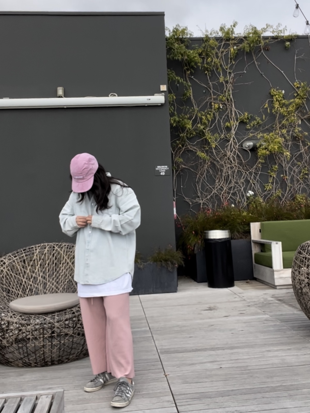 Supreme Small Box Shirt Denim - 23SS, Supreme Suede Camp Cap Pink - 23SS 착용 스타일 - 2