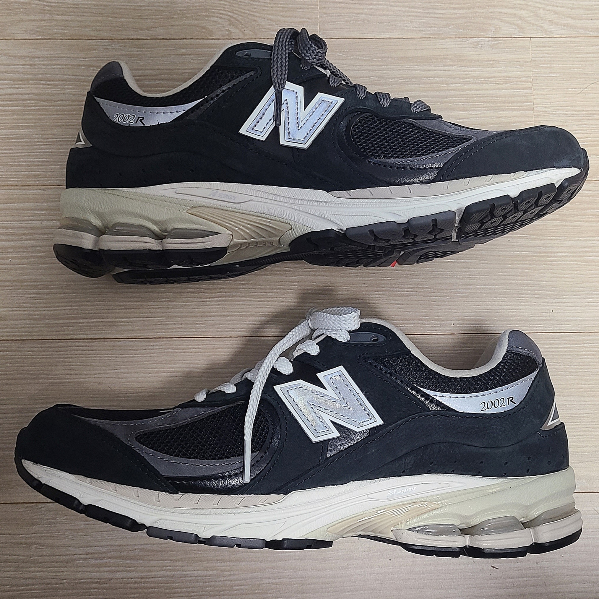 New Balance 2002R Premium Vintage Black 착용 스타일 - 2