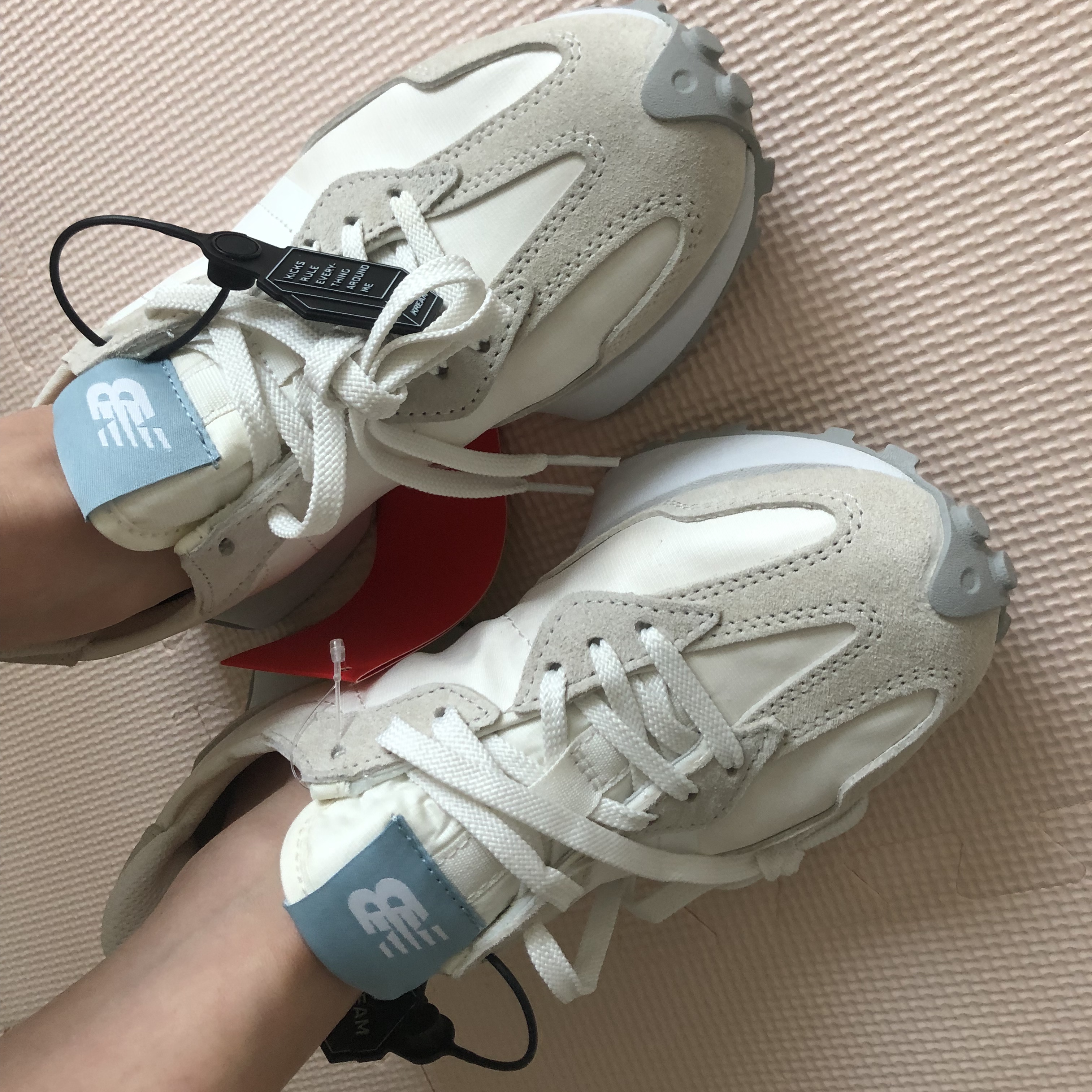 (W) New Balance 327 Sea Salt 착용 스타일