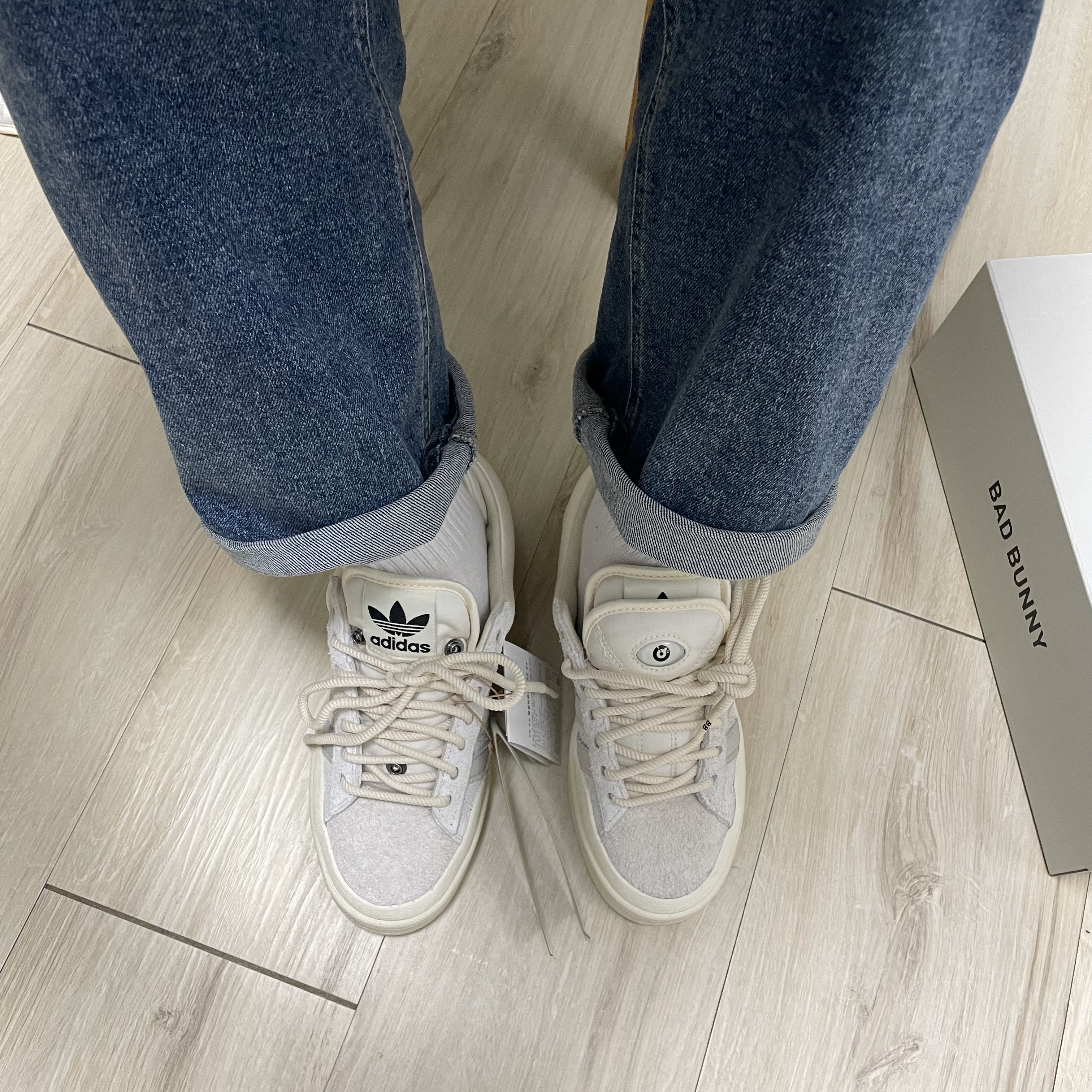 Adidas x Bad Bunny Campus Light Cloud White 착용 스타일 - 1