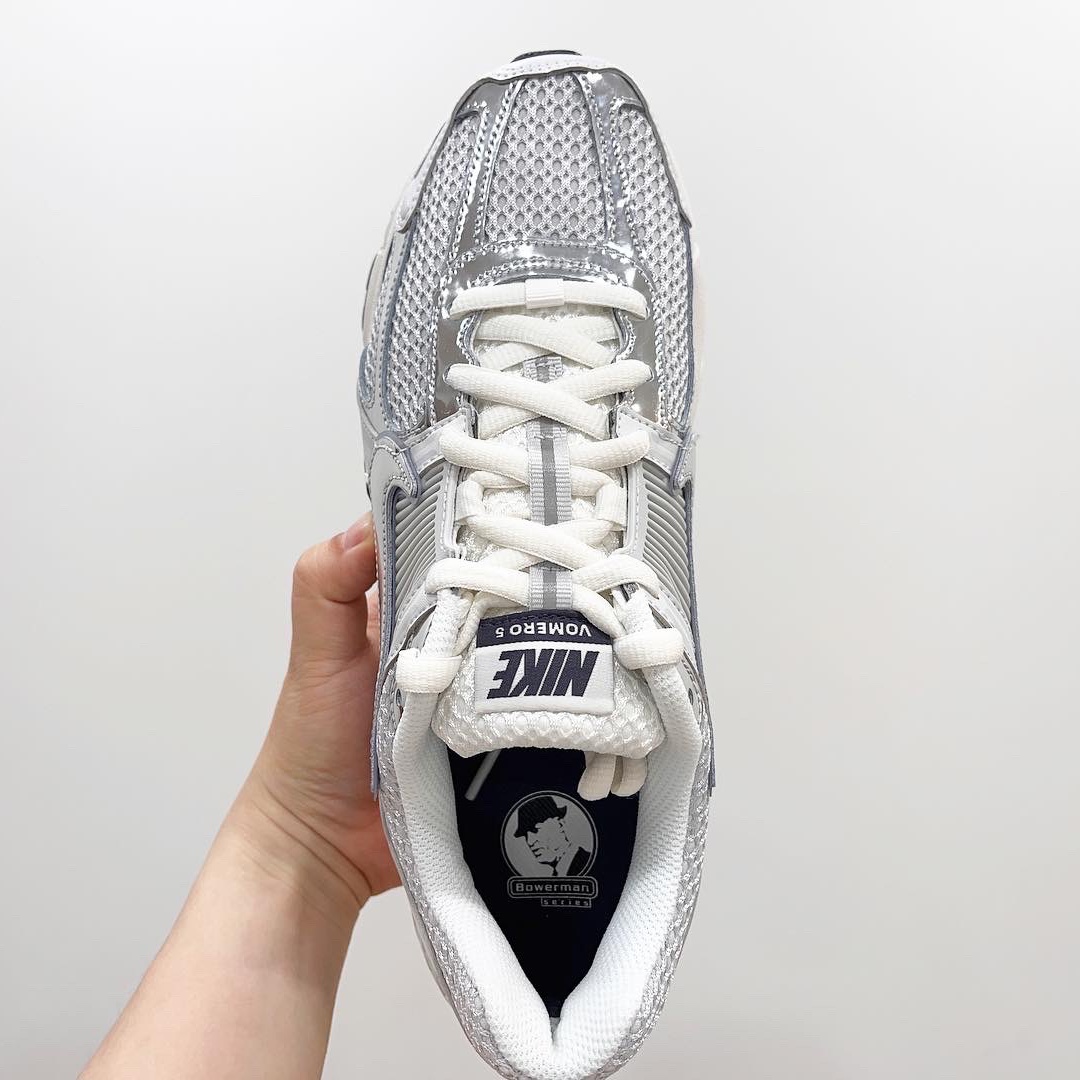 (W) Nike Zoom Vomero 5 Photon Dust and Metallic Silver 착용 스타일 - 2