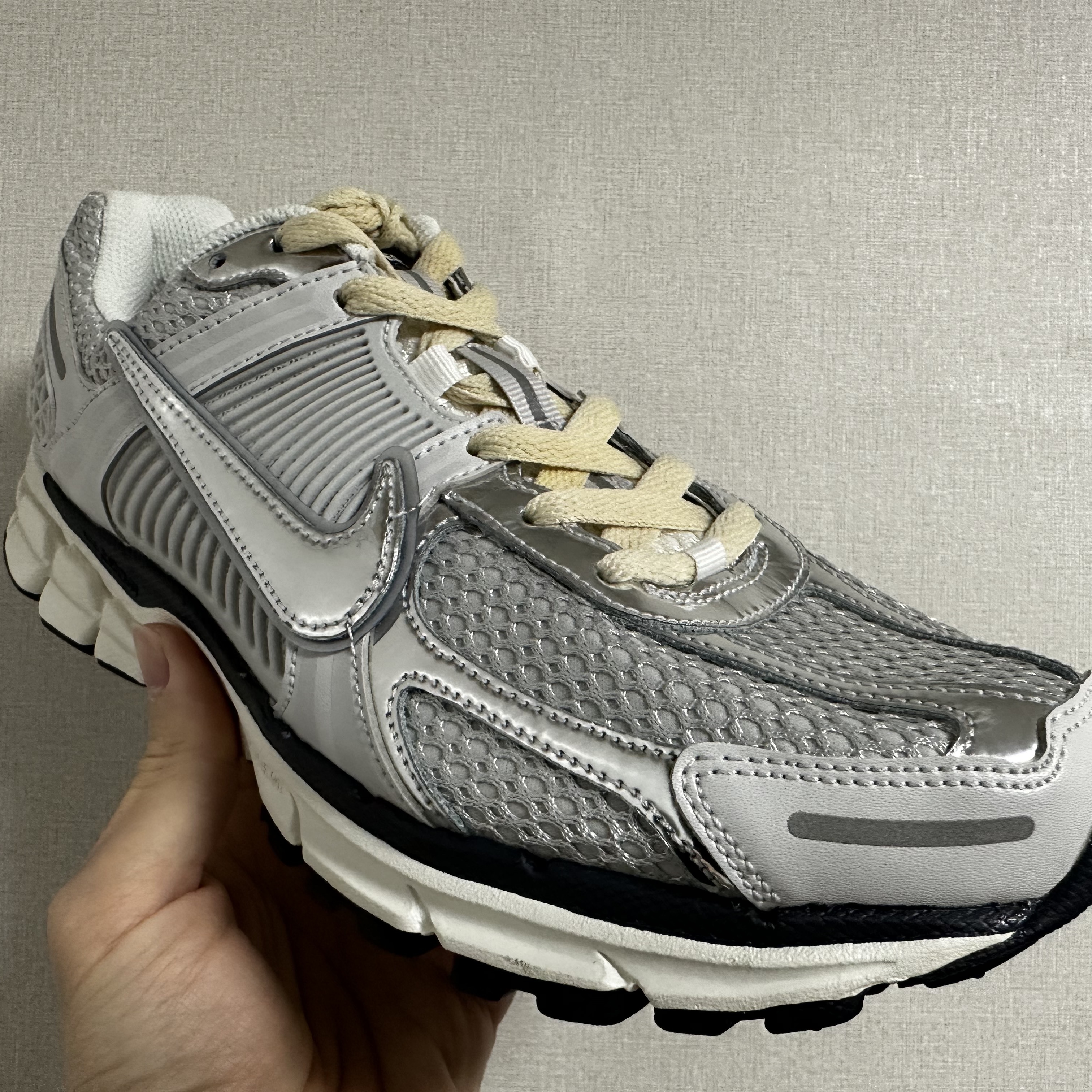 (W) Nike Zoom Vomero 5 Photon Dust and Metallic Silver 착용 스타일