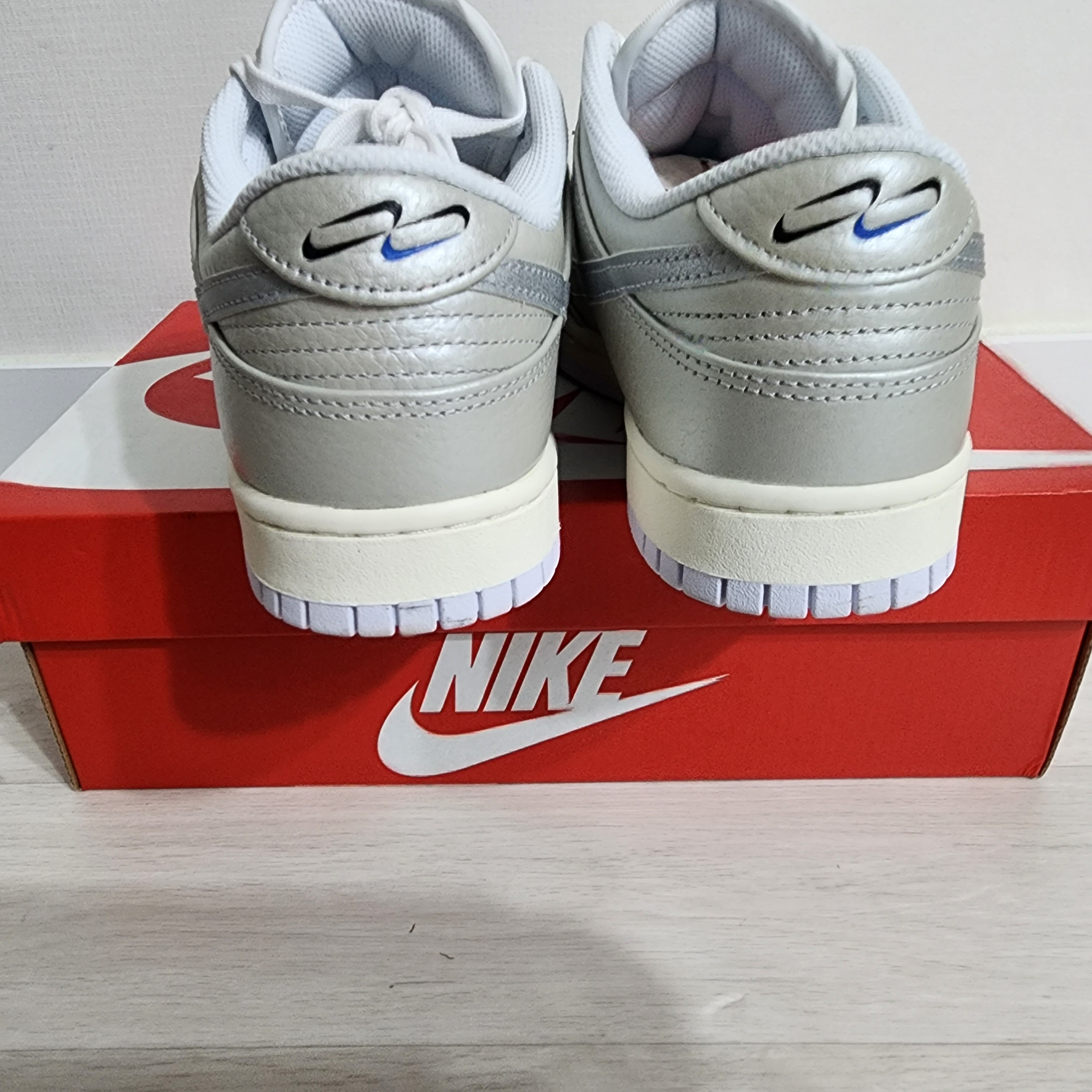 Nike Dunk Low SE Metallic Silver 착용 스타일 - 3