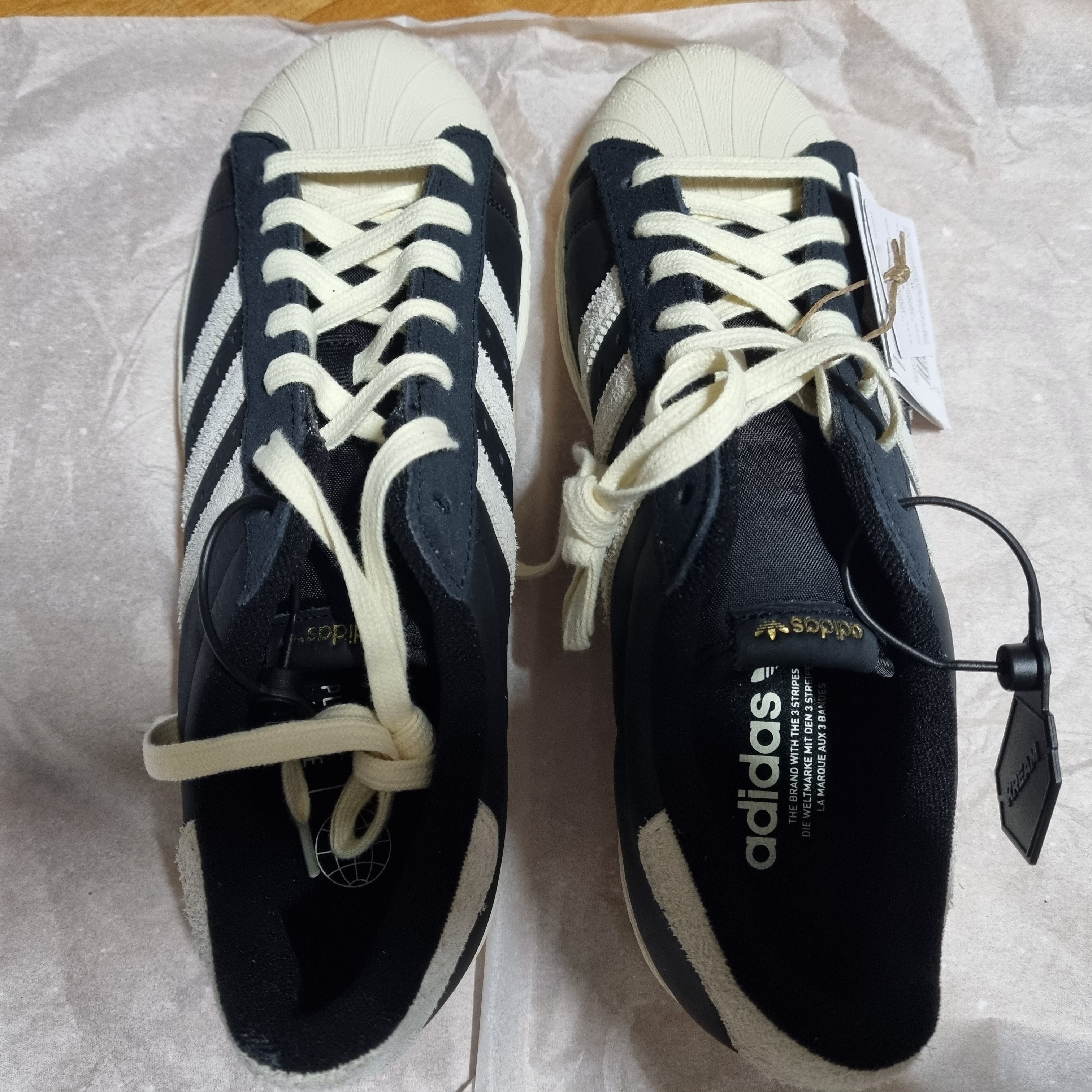 Adidas Superstar 82 Black White 착용 스타일 - 2