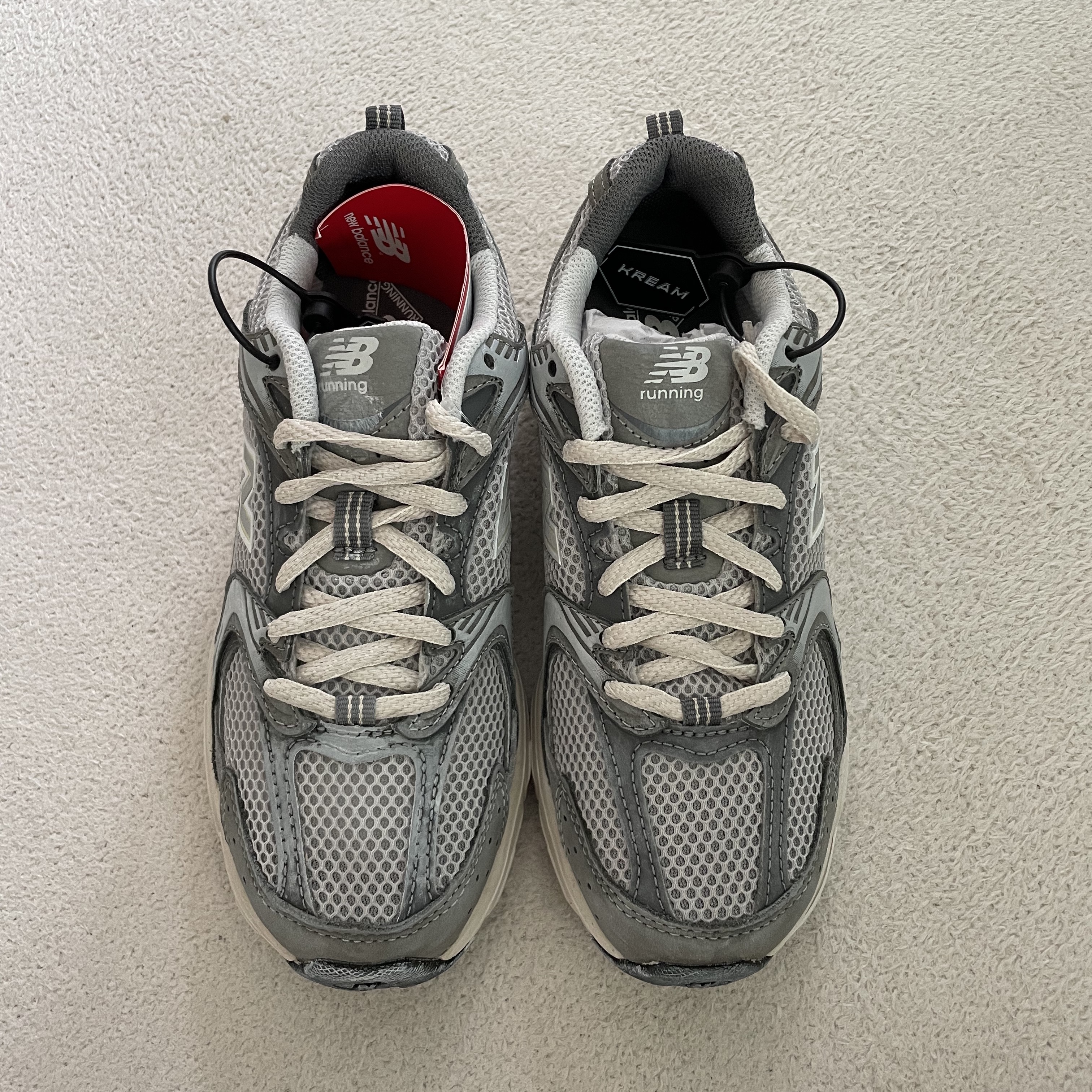 New Balance 530 Premium Vintage Grey Matter 착용 스타일