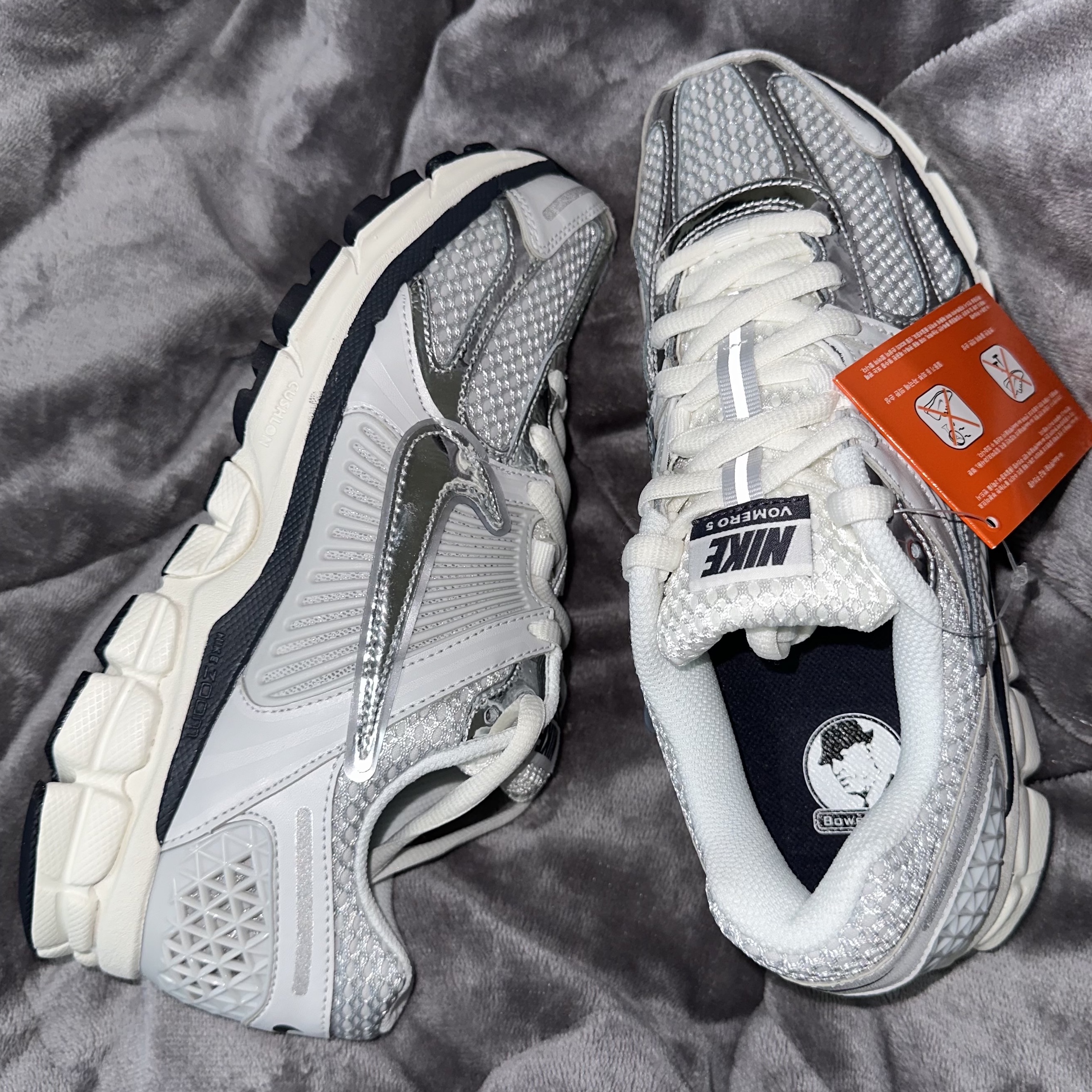 (W) Nike Zoom Vomero 5 Photon Dust and Metallic Silver 착용 스타일 - 4