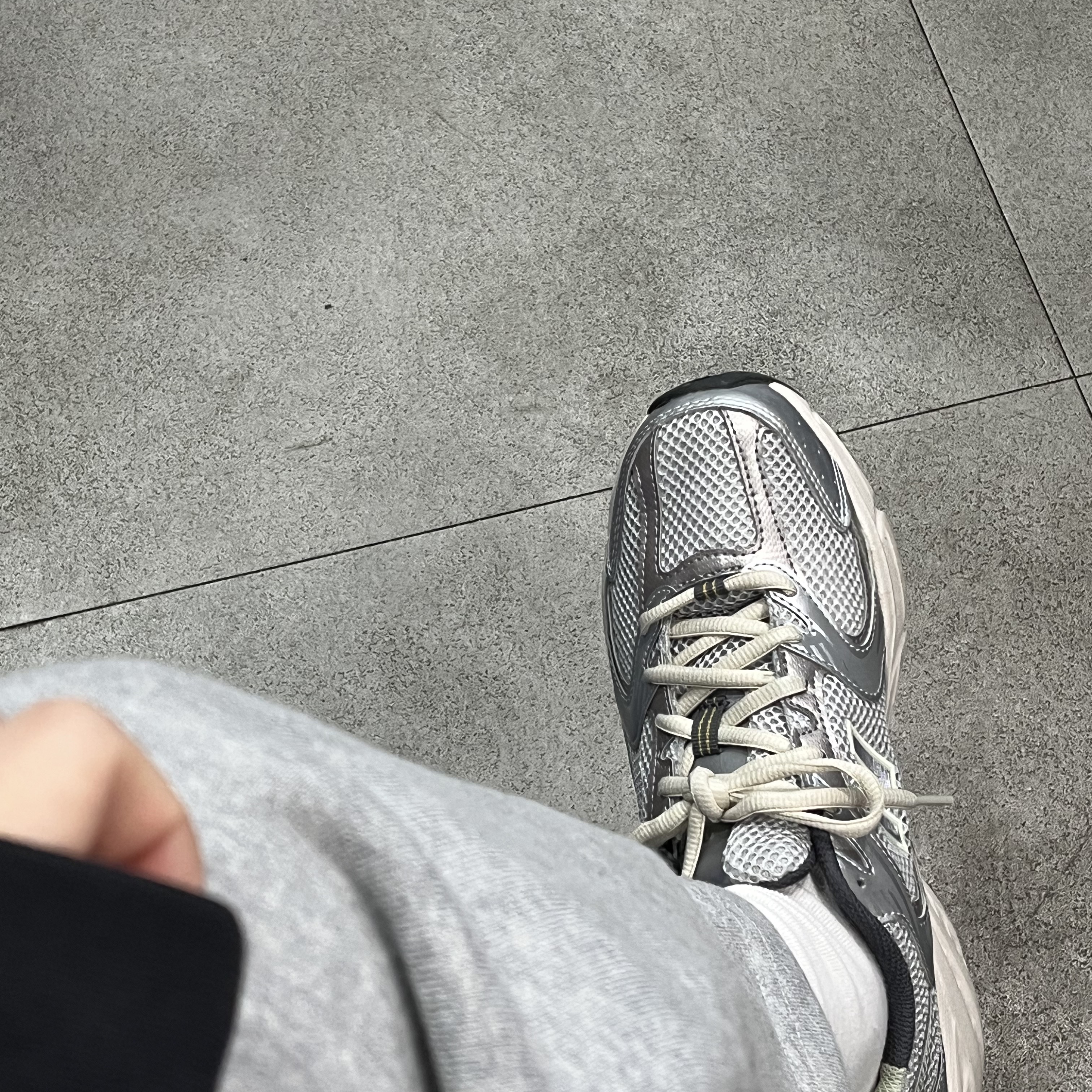 New Balance 530 Earth 착용 스타일 - 1