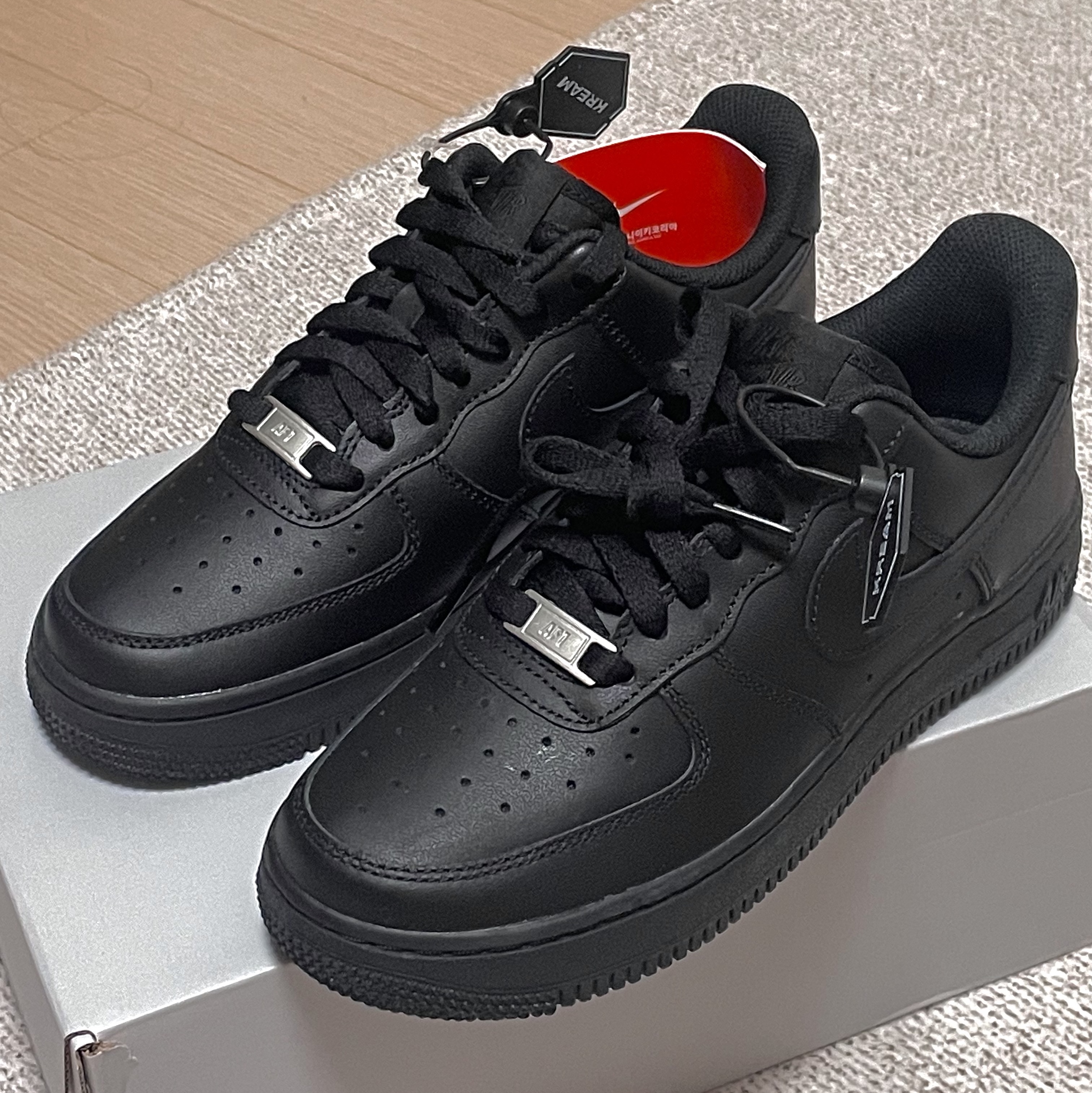 (W) Nike Air Force 1 '07 Low Triple Black 착용 스타일